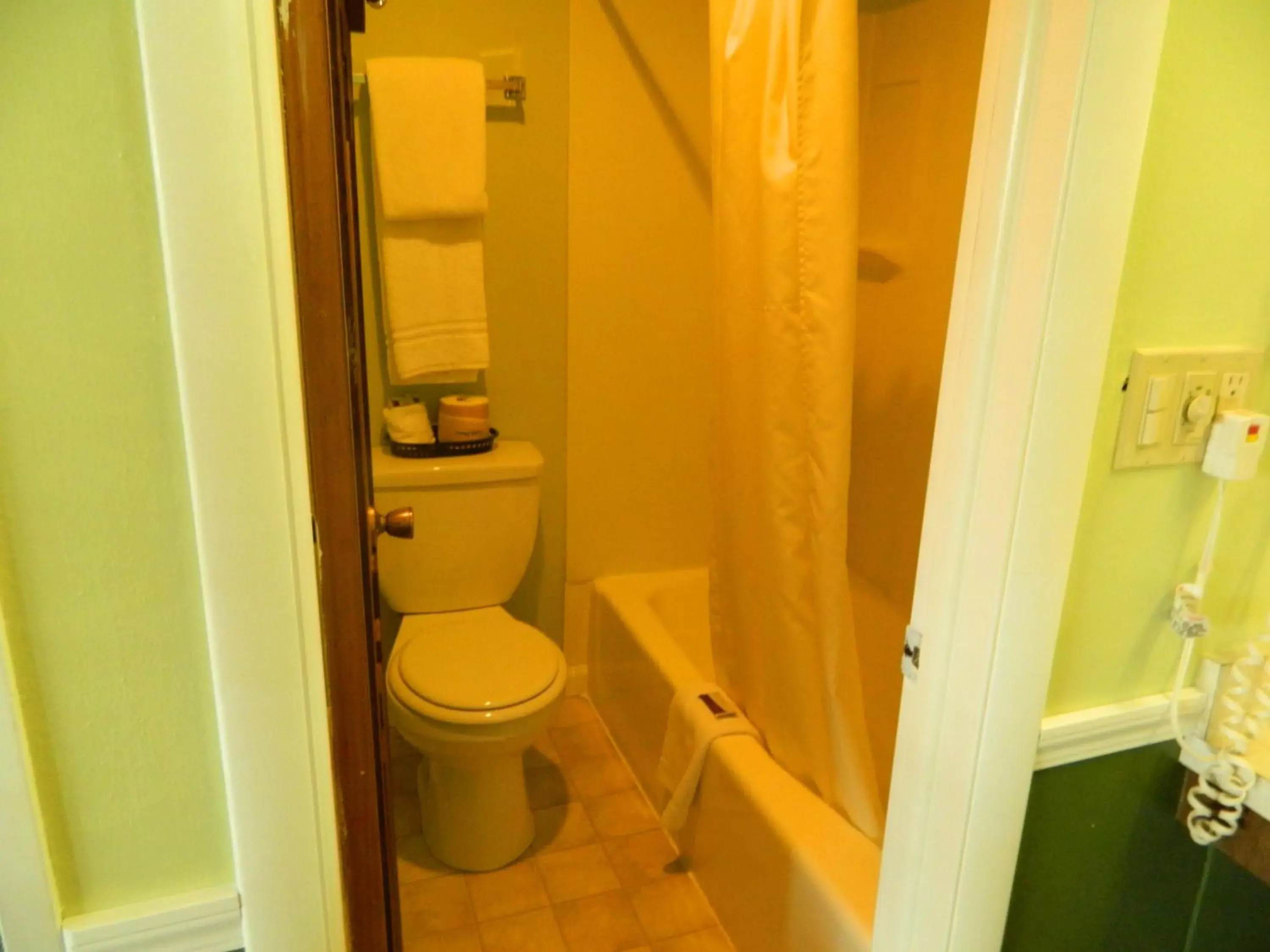 Economy Quadruple Room in Country Motor Inn Economy Quadruple Room in Country Motor Inn