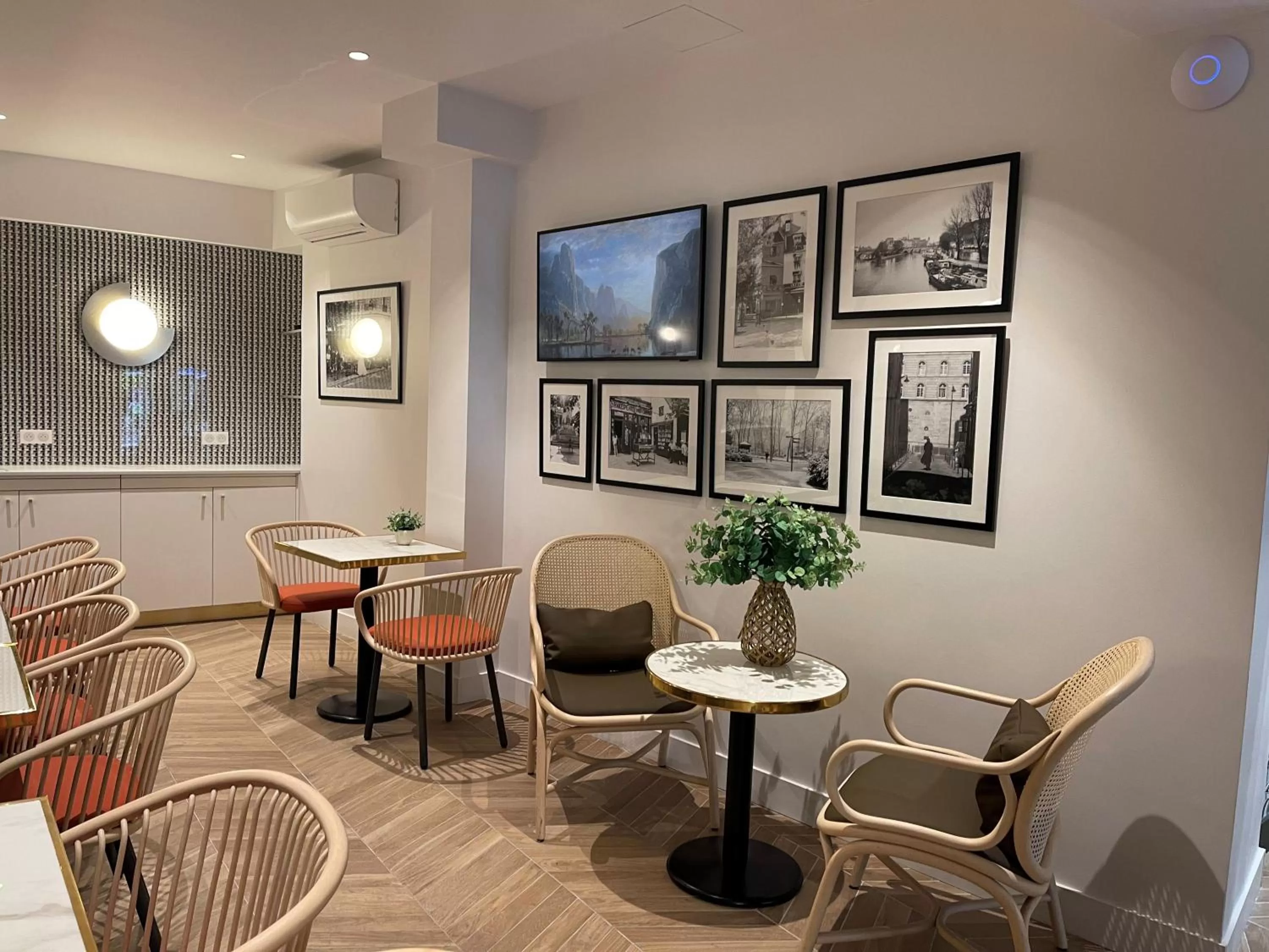 Restaurant/places to eat in Hotel De Suez