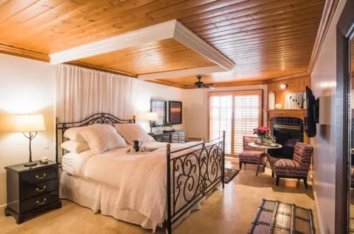 King Room with Balcony in Inn On SummerHill