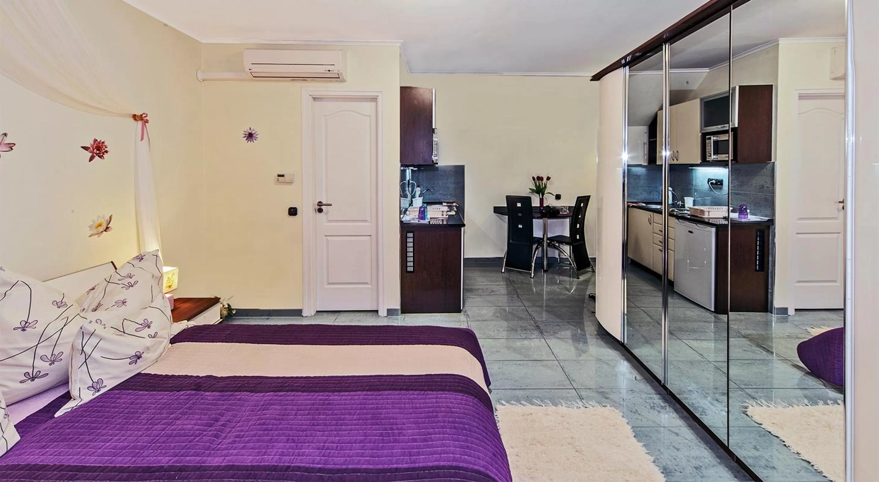 Bed, Kitchen/Kitchenette in Vintiamo Apartmanok