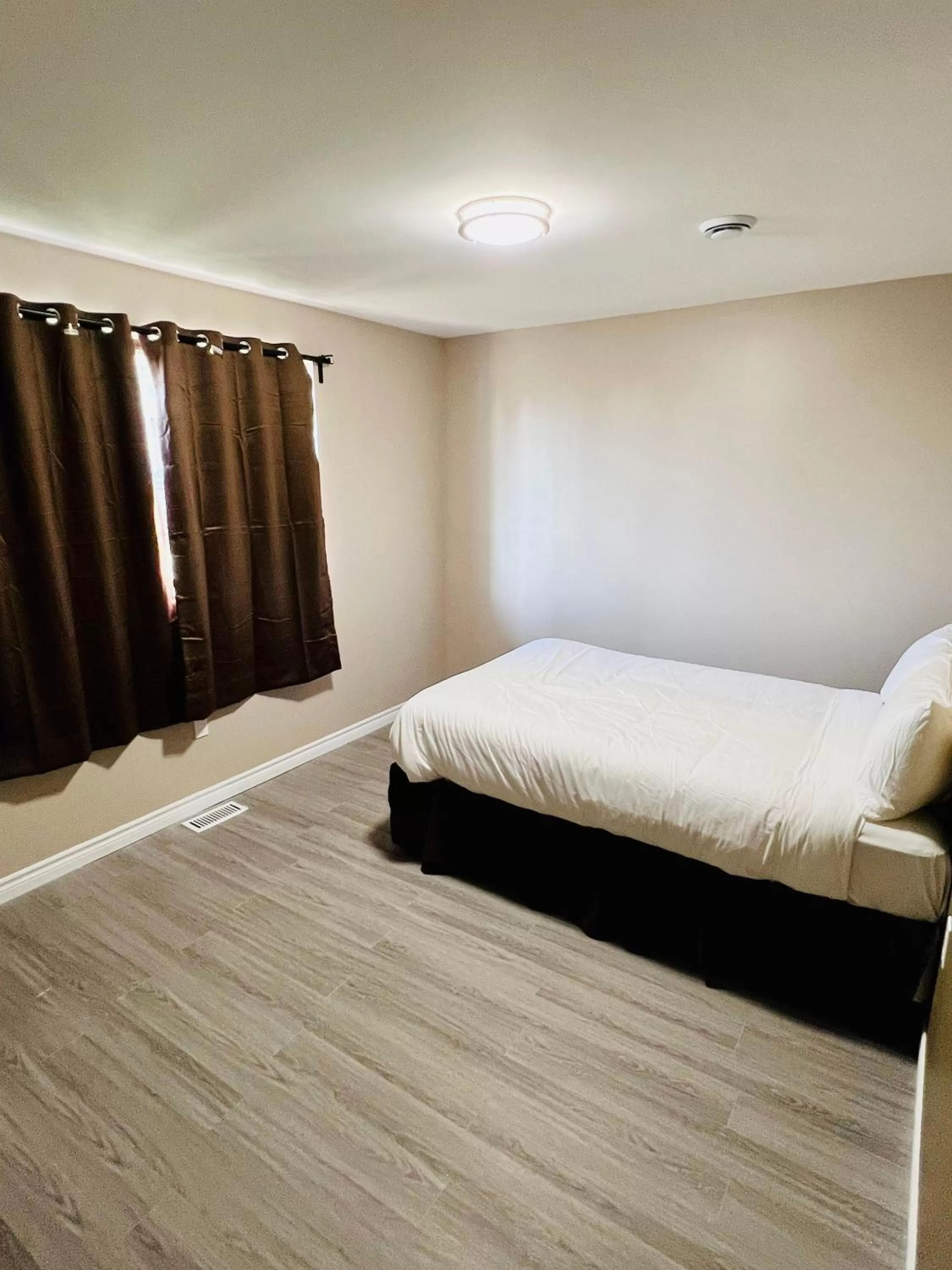 Bedroom in Super 8 by Wyndham Niagara Falls ON