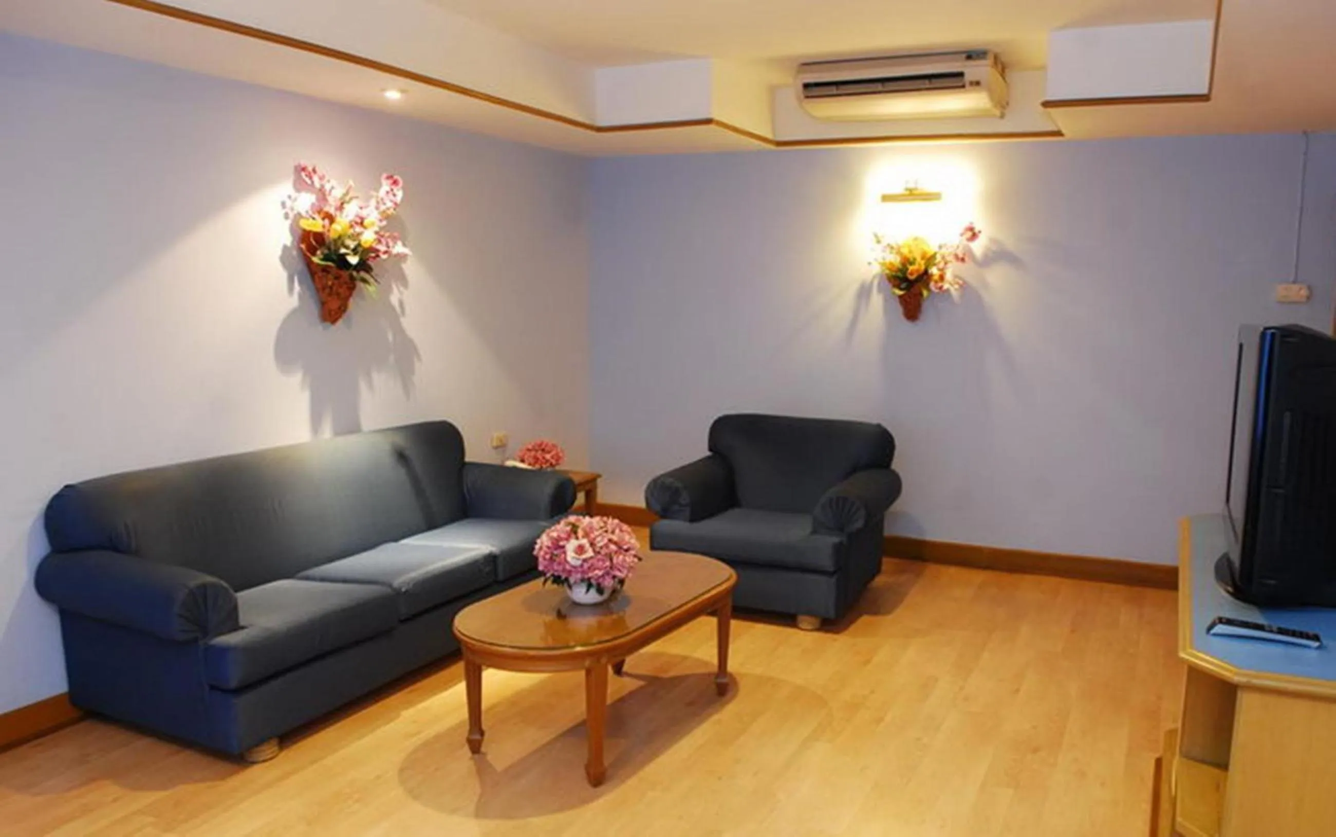 TV and multimedia in Silom Village Inn