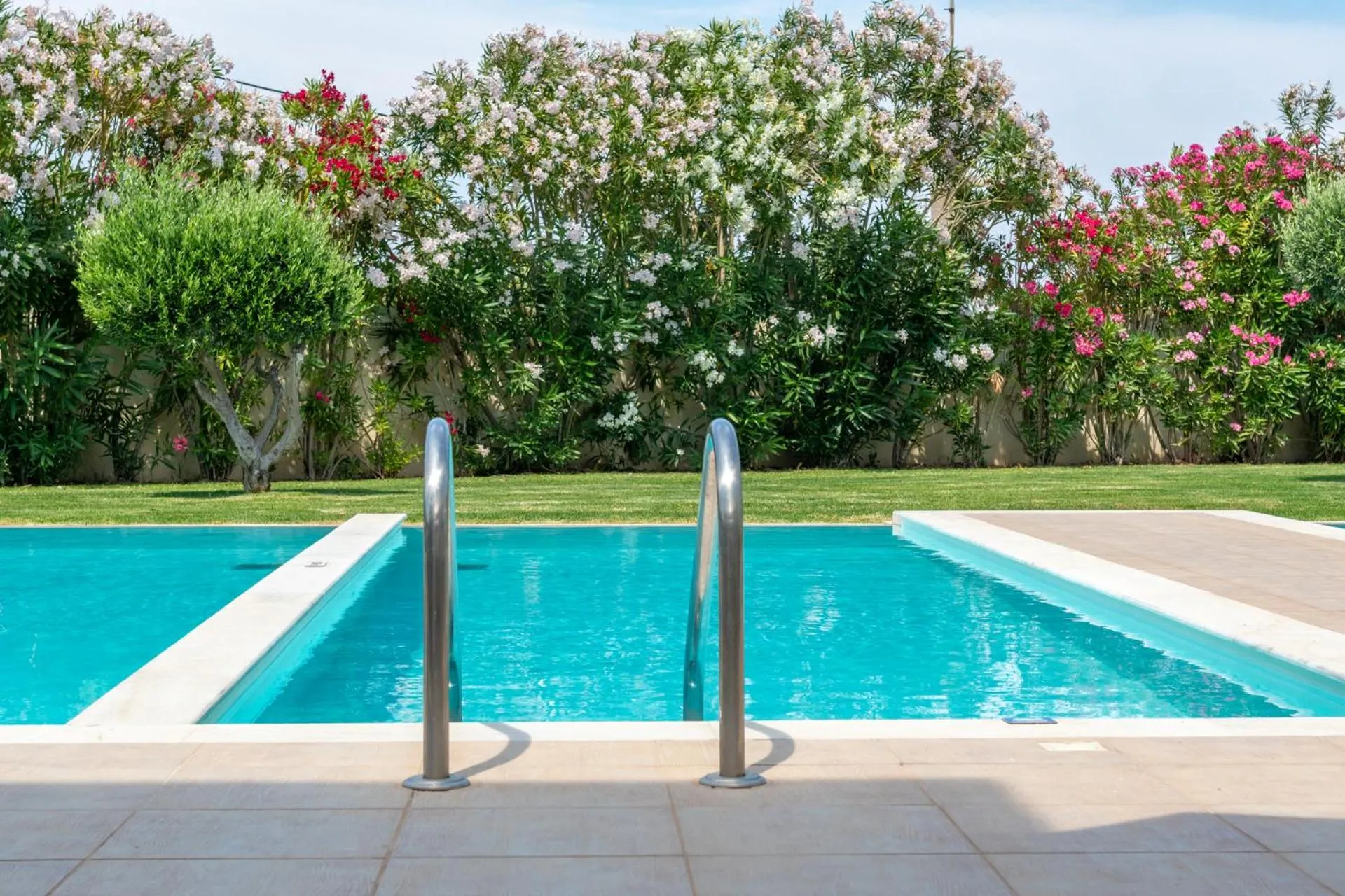 Swimming pool in Apollo Blue