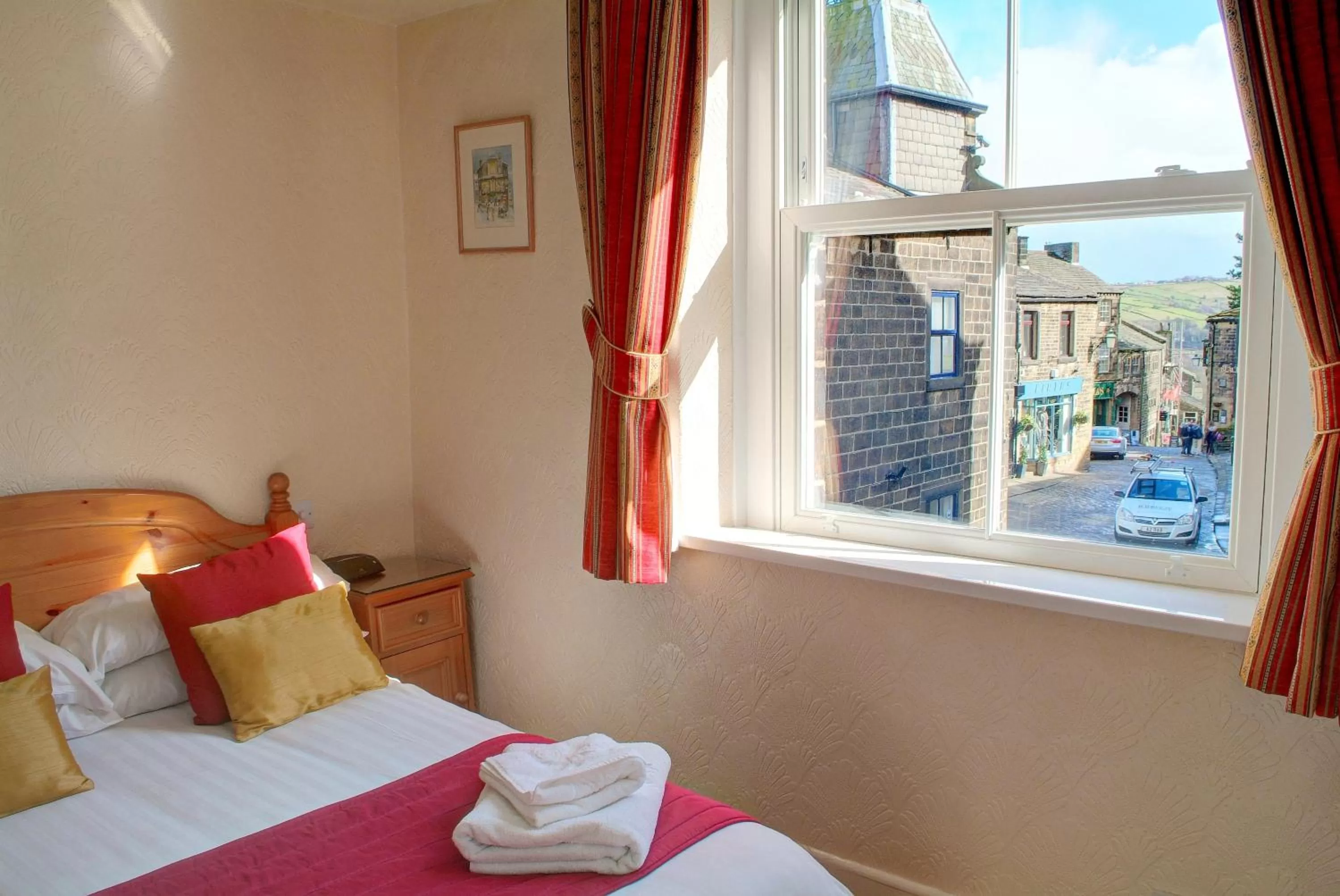 Street view, Bed in The Old White Lion Hotel