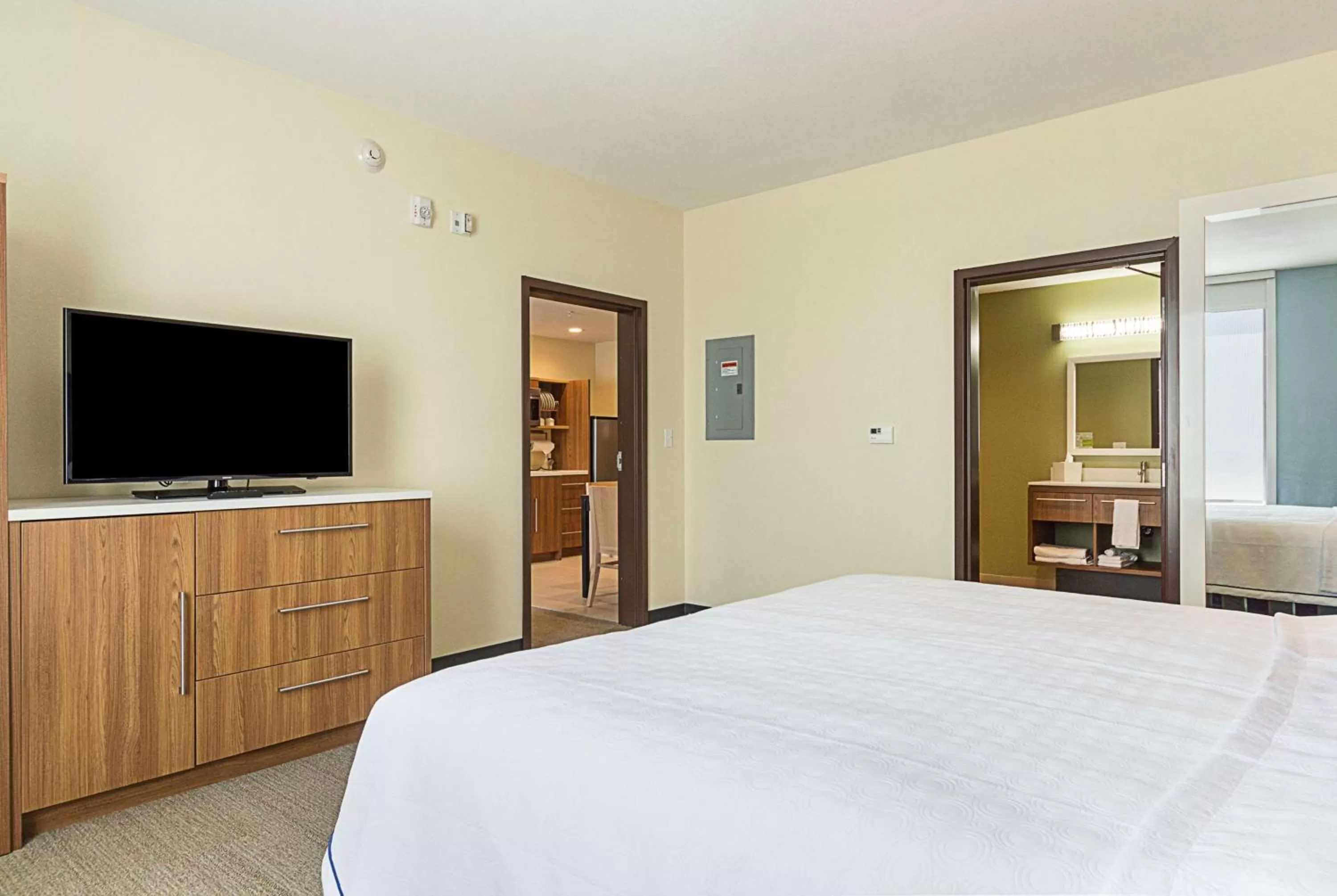 Kitchen or kitchenette, Bed in Home2 Suites By Hilton Oklahoma City Yukon