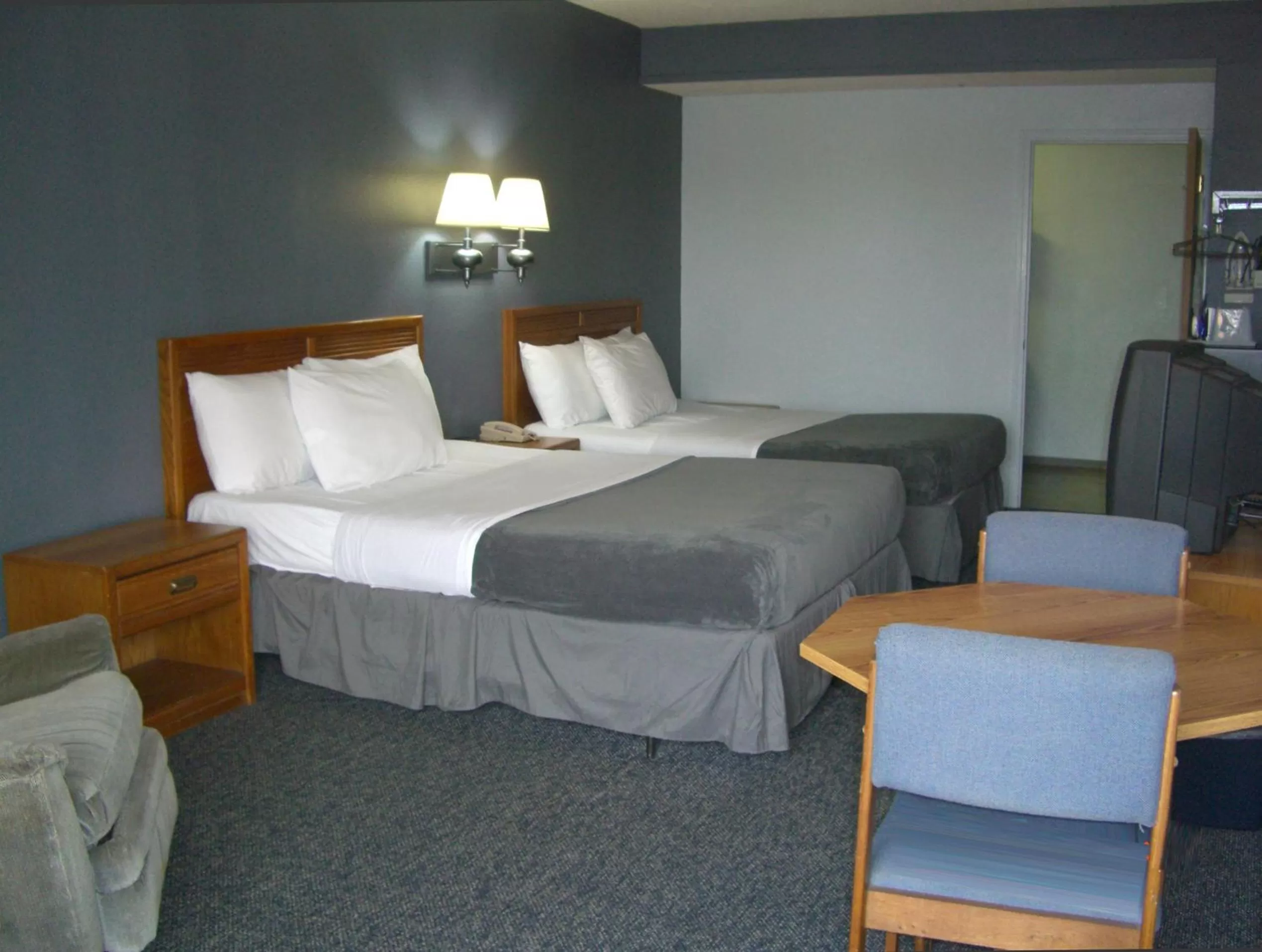 Bed in Quail's Nest Inn & Suites
