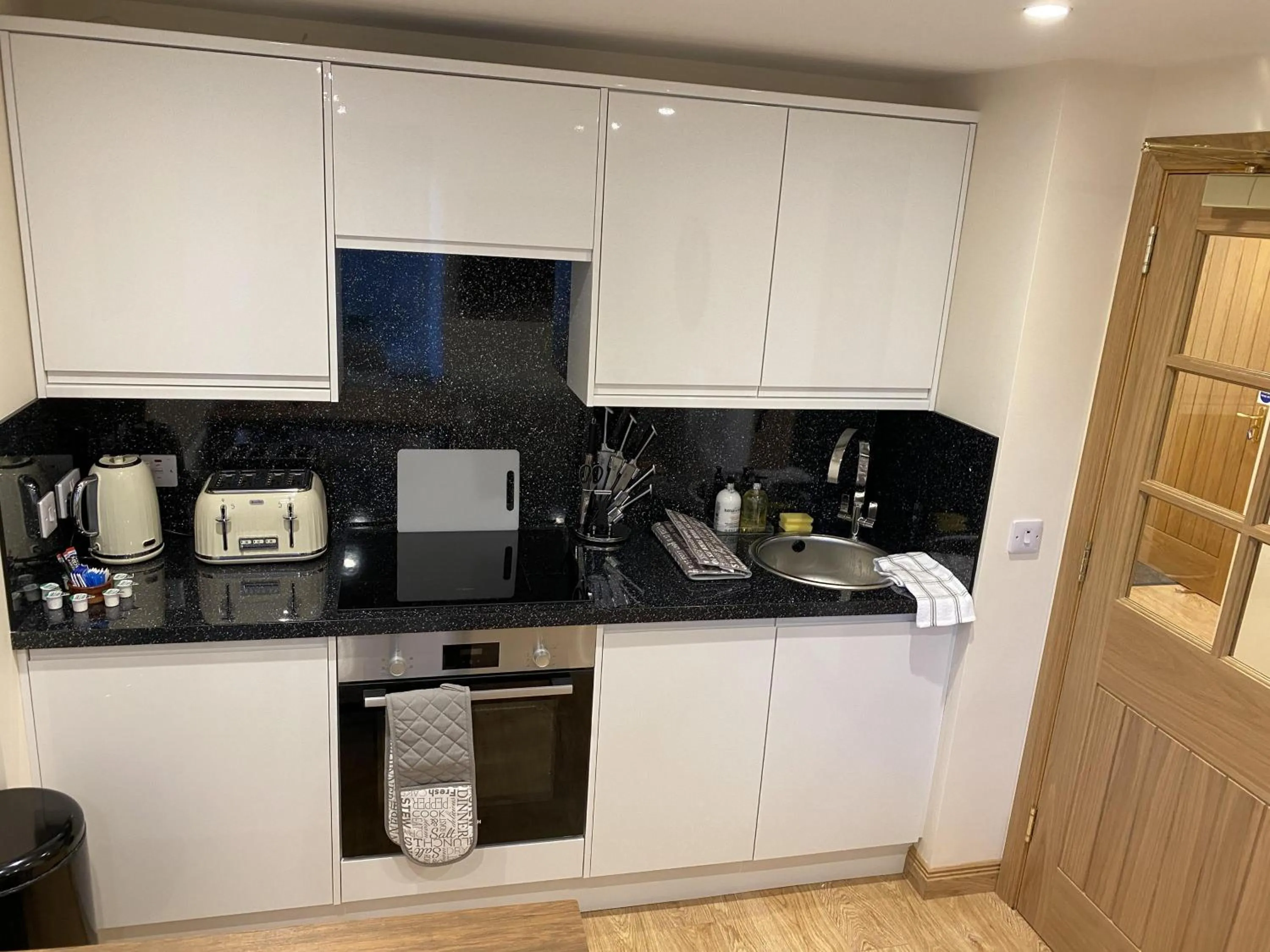 Kitchen or kitchenette in Waverley Inn Holiday Apartments