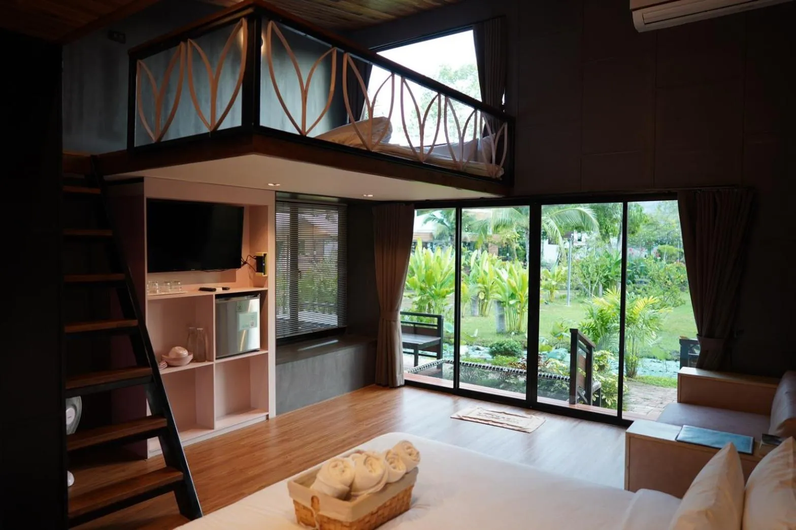 Photo of the whole room in Villa Panalai