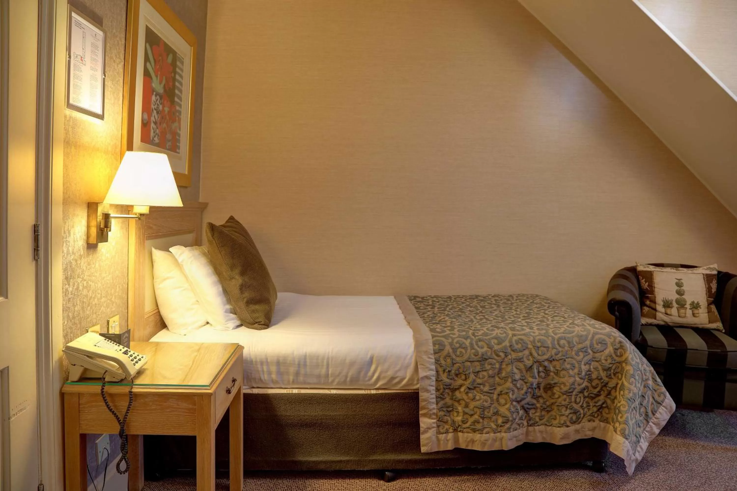 Photo of the whole room in Norfolk Royale Hotel