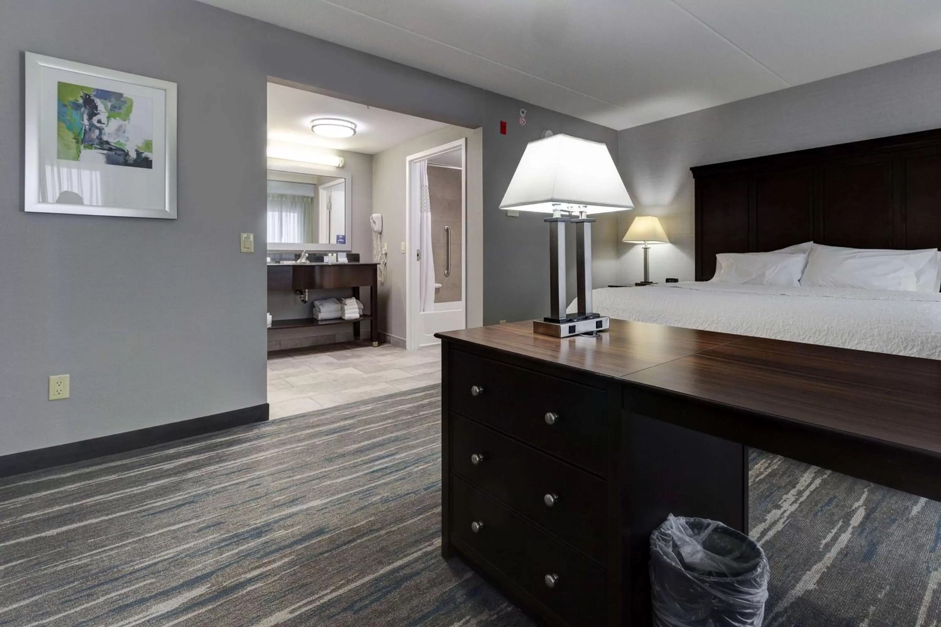 Bed in Hampton Inn & Suites by Hilton Brantford