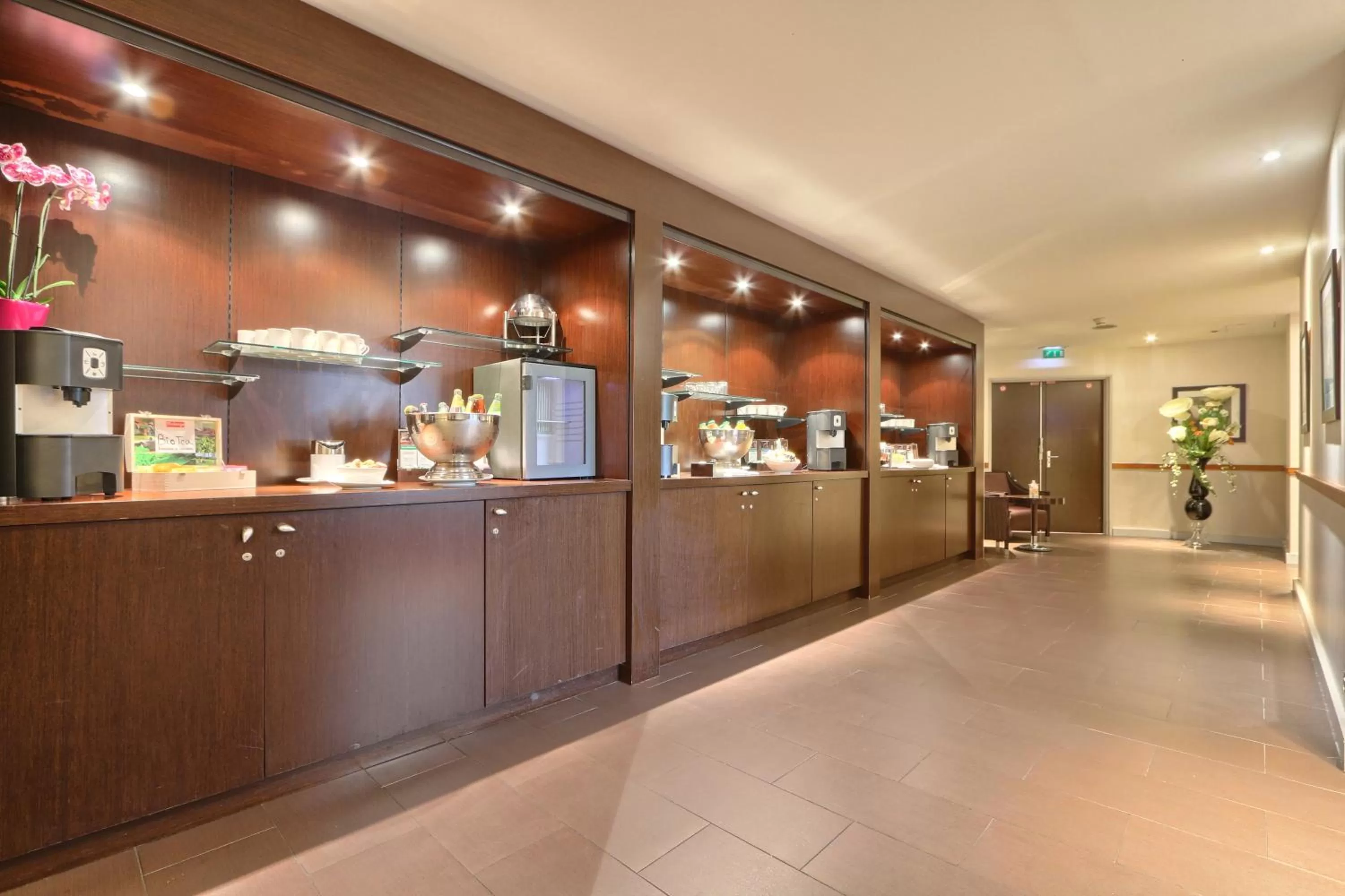 Restaurant/places to eat in Golden Tulip CDG Airport Roissy