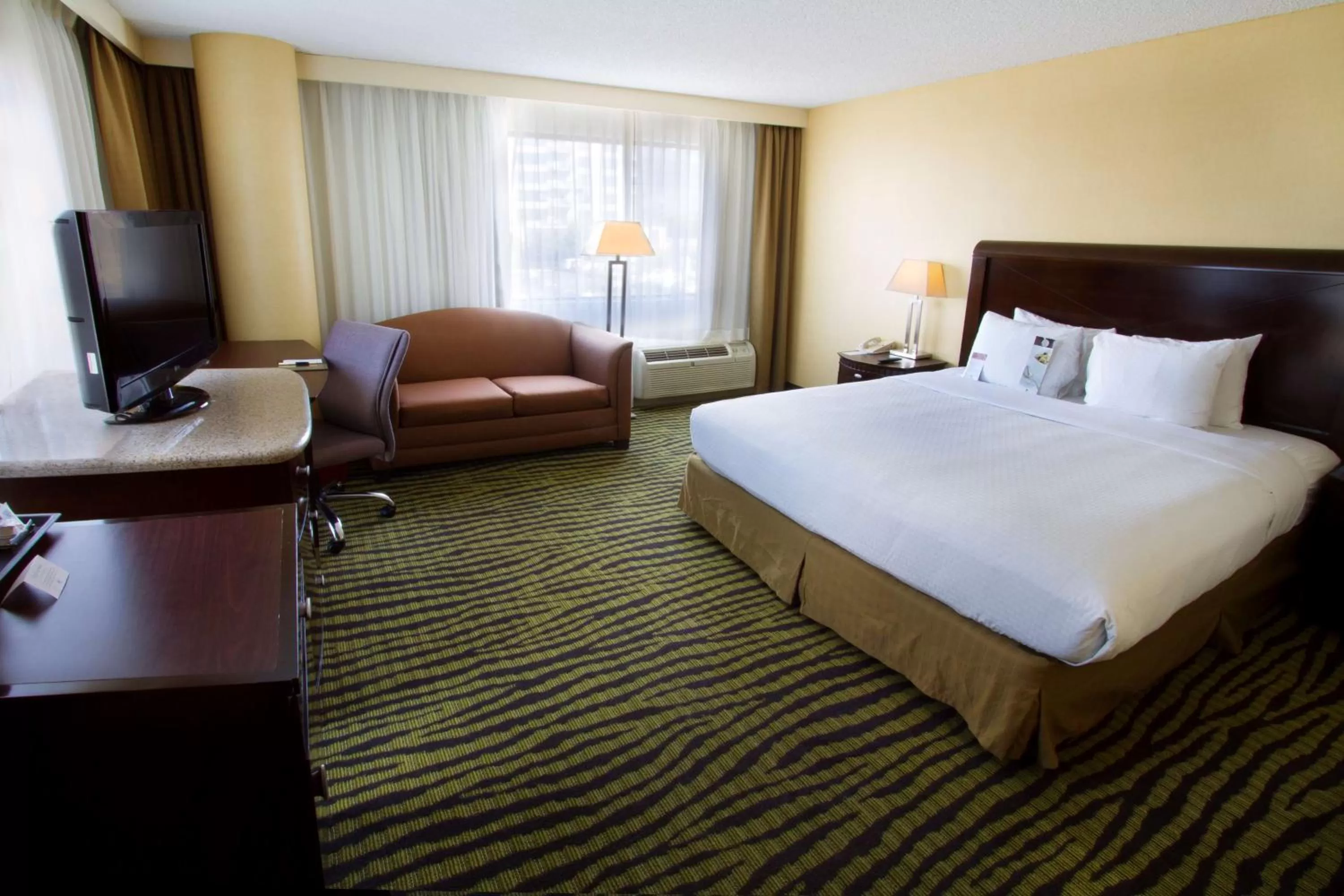 Bed in DoubleTree by Hilton Orange County Airport