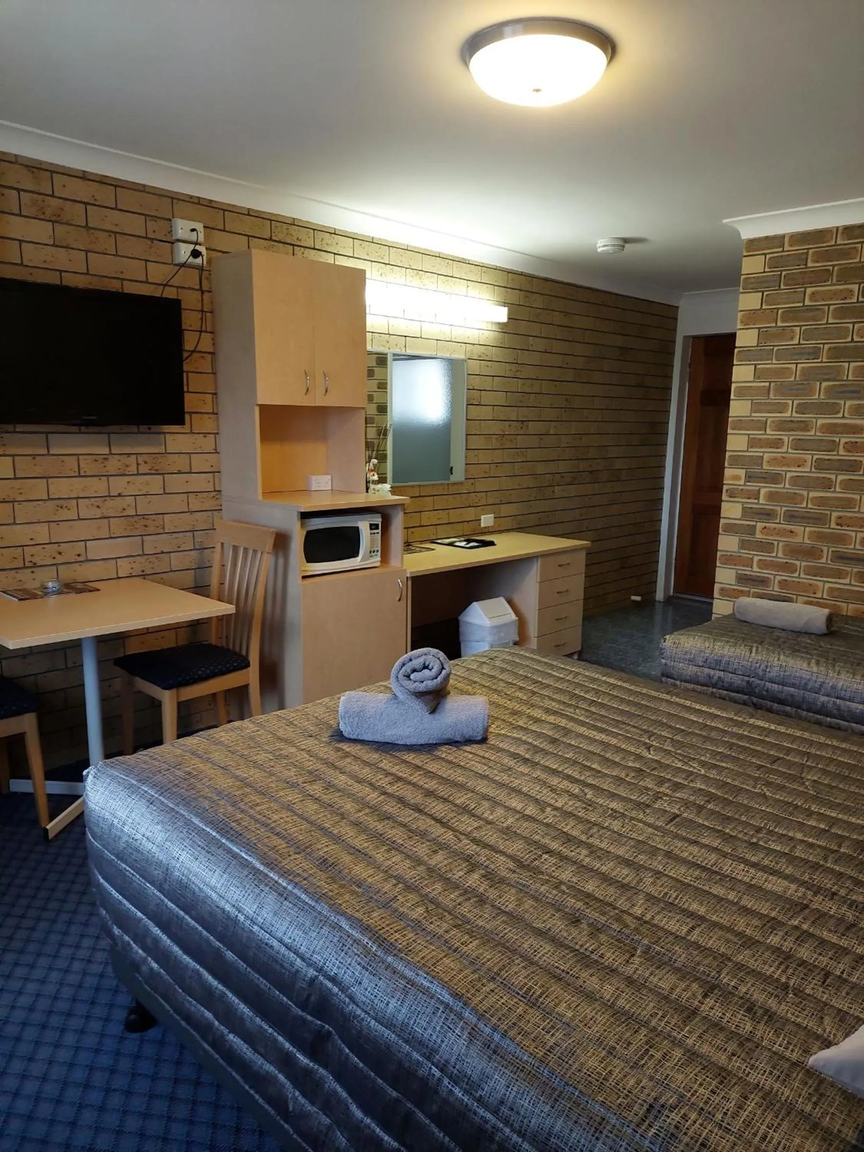 Photo of the whole room, Bed in Settlers Motor Inn