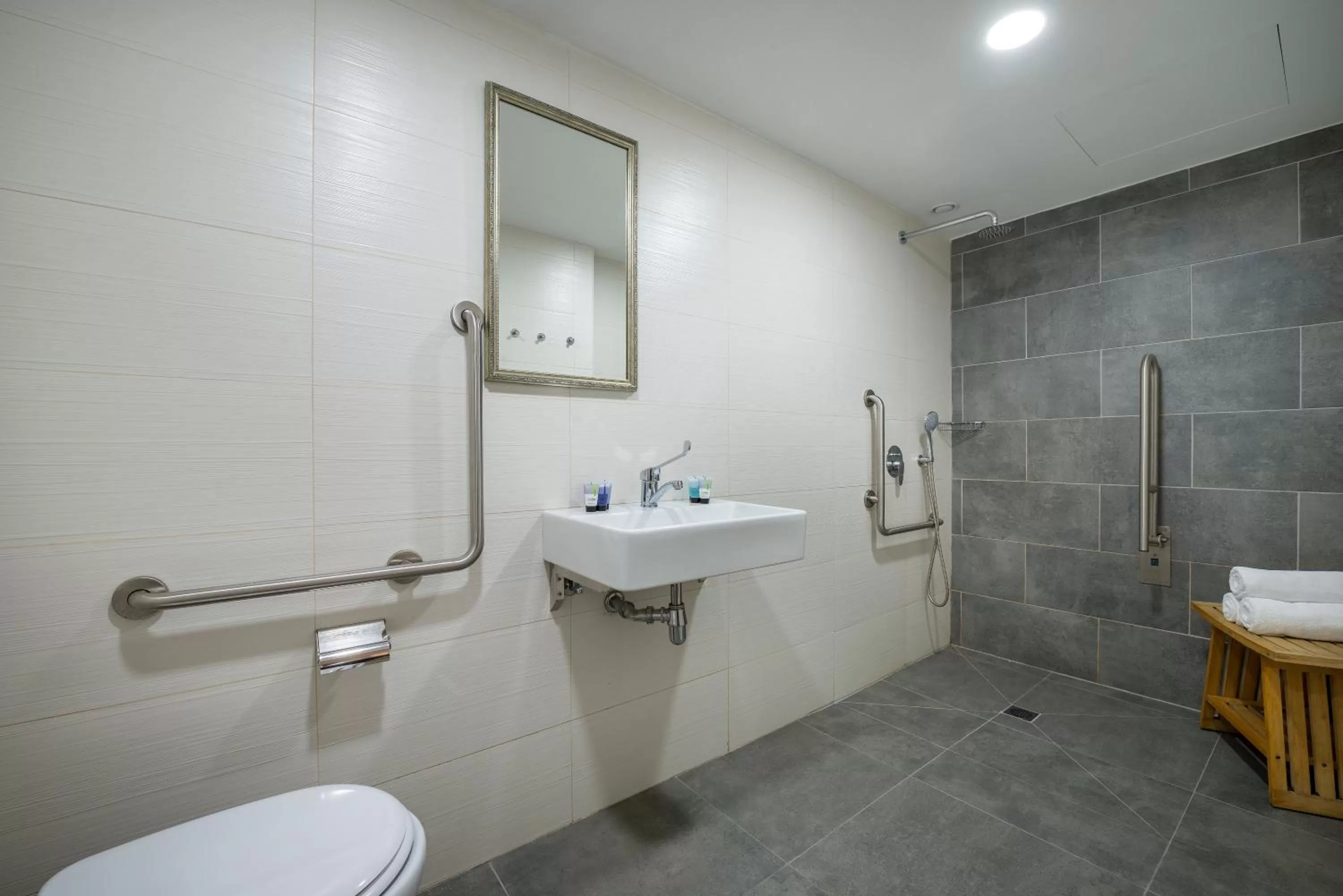 Shower in Sahara Hotel Eilat