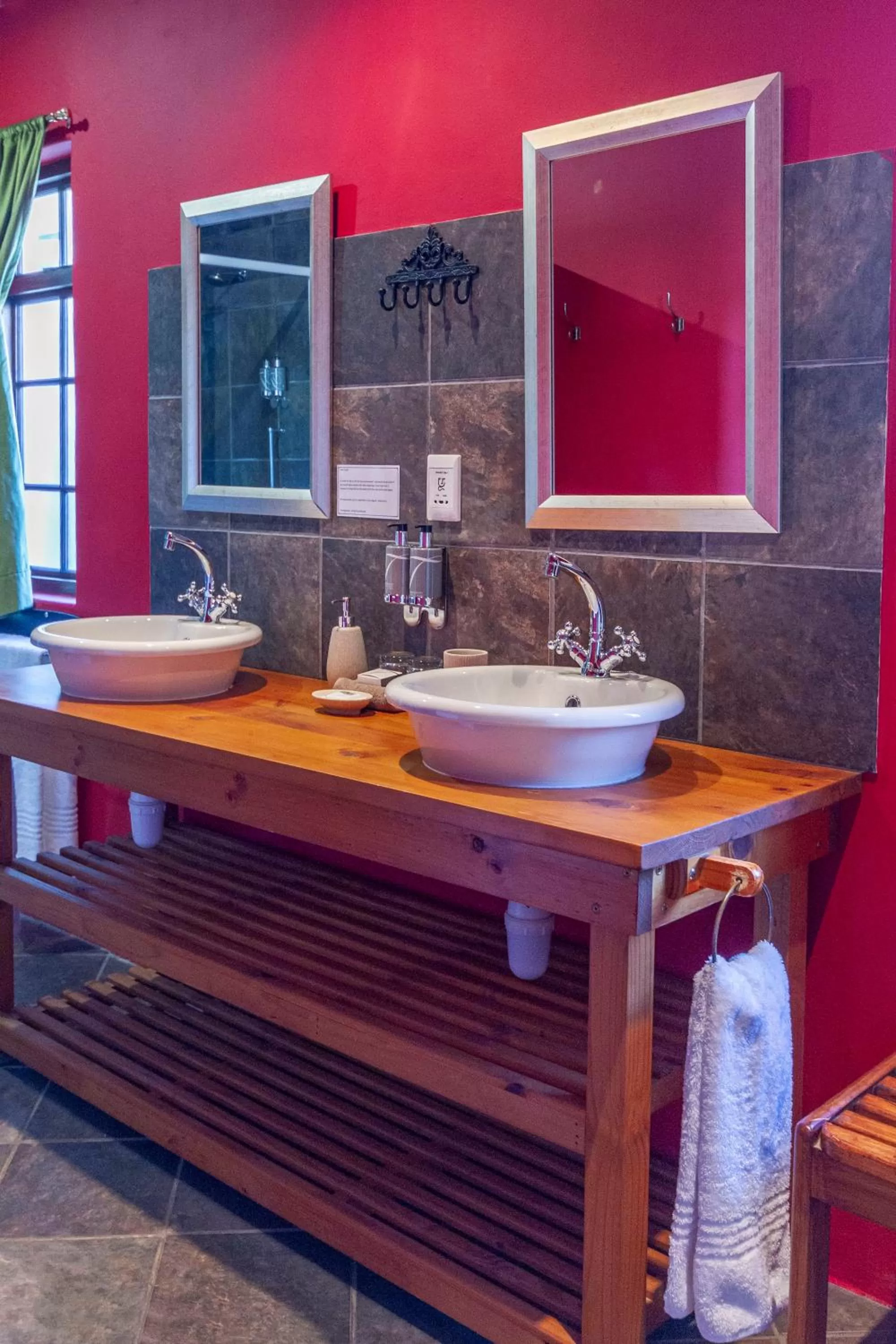 Shower, Bathroom in Airlies Historical Guest House