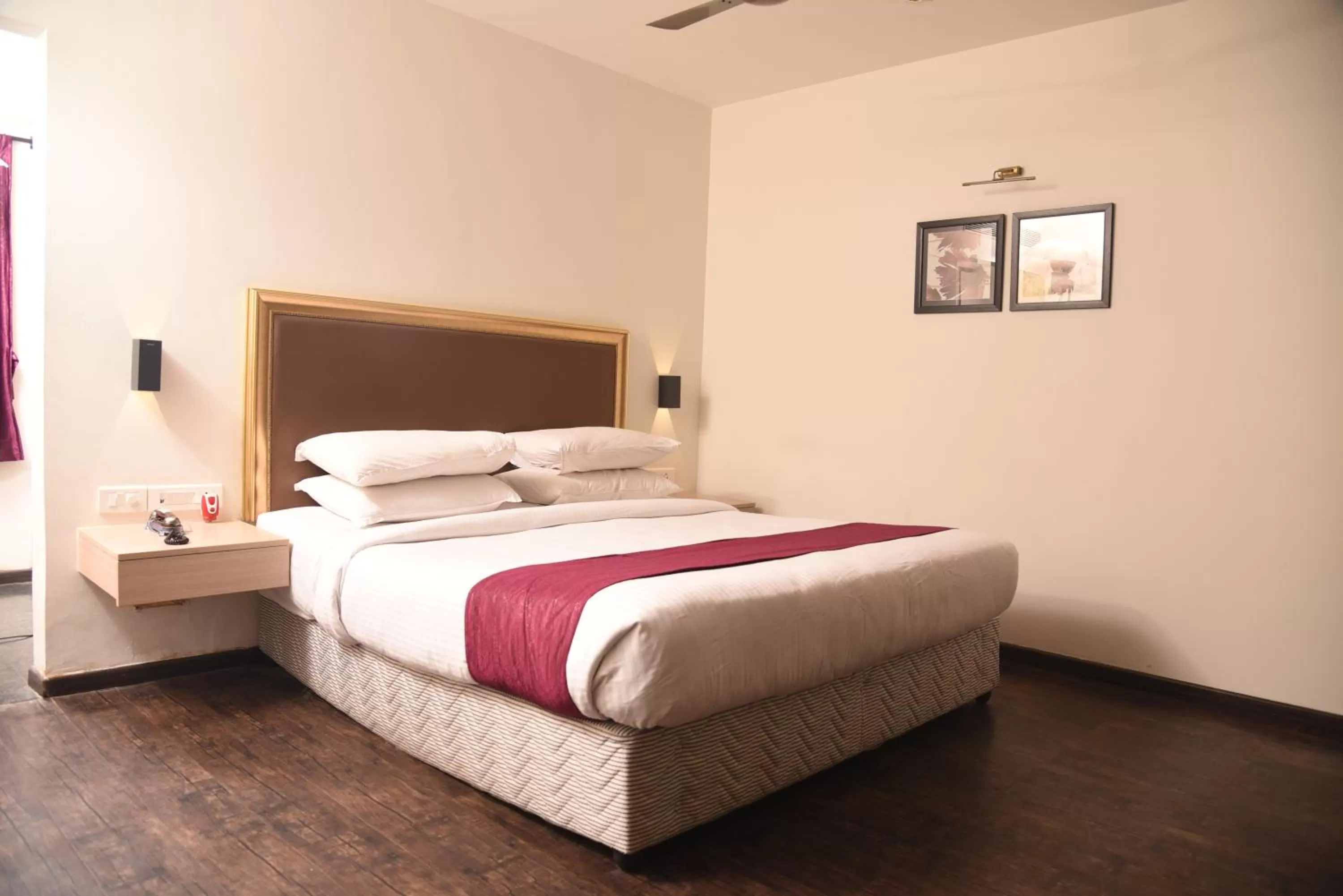 Bed in Hotel Sabareesh Park