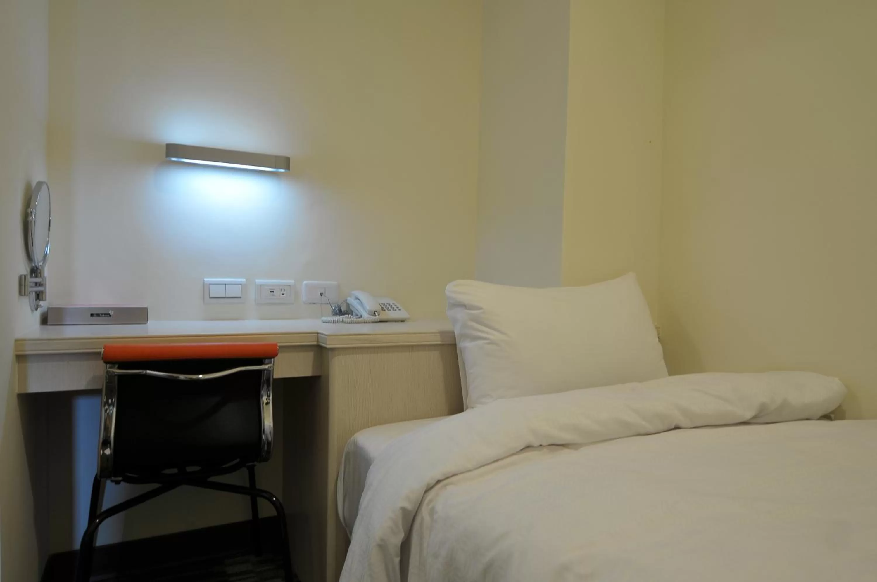 Bedroom, Bed in Century Hotel