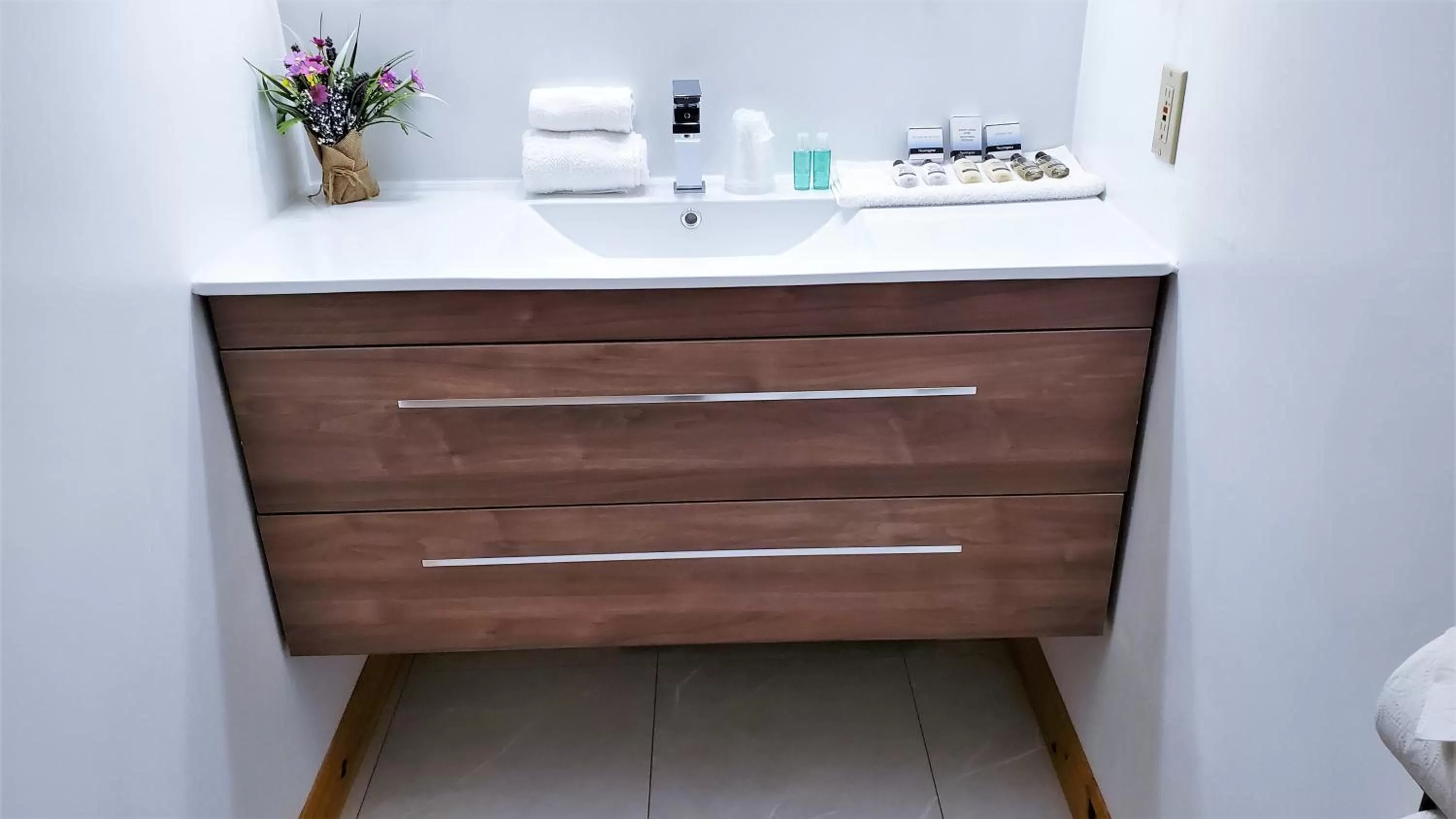 Bathroom in Knights Inn Colonial Fireside Inn