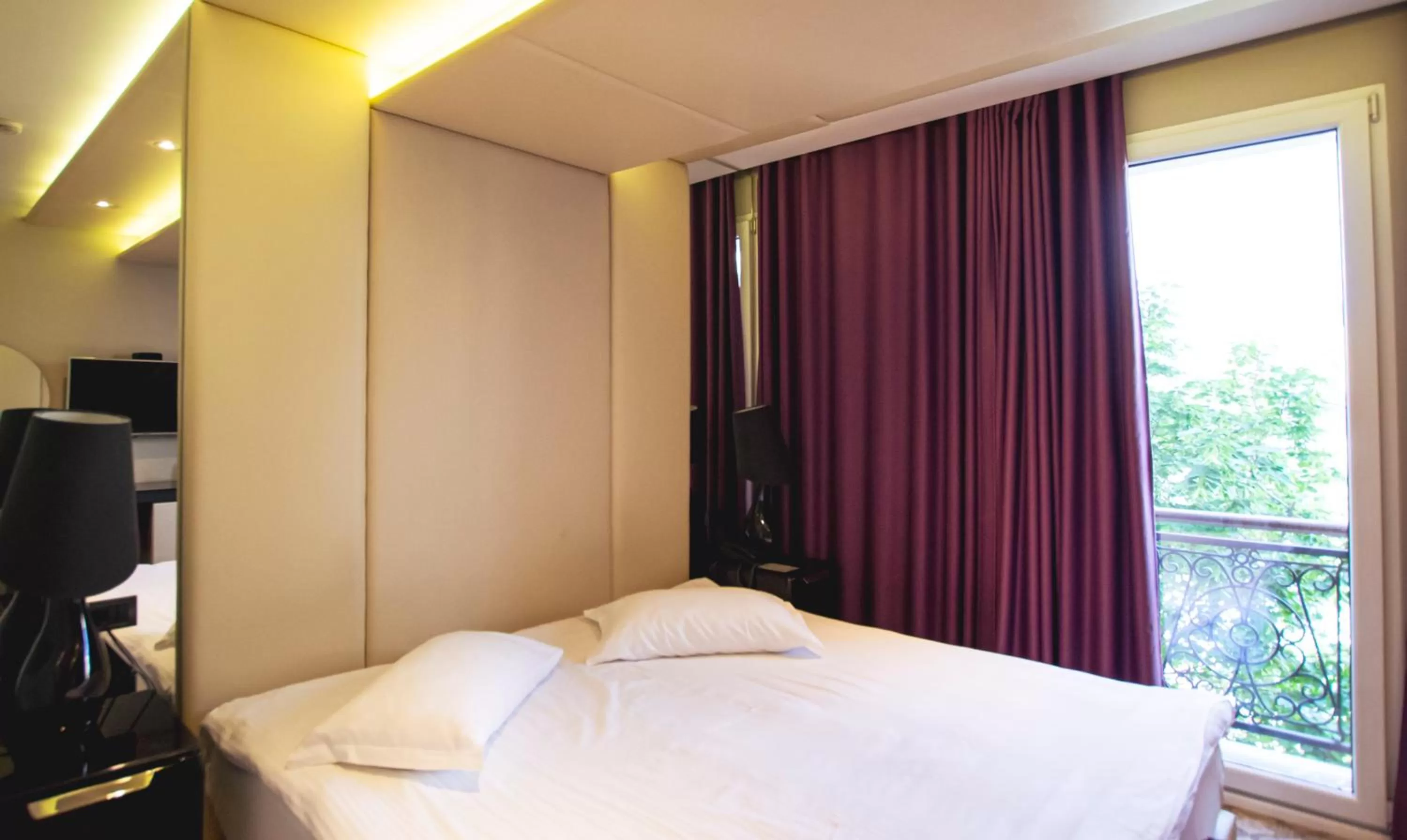 Bed in Senator Hotel