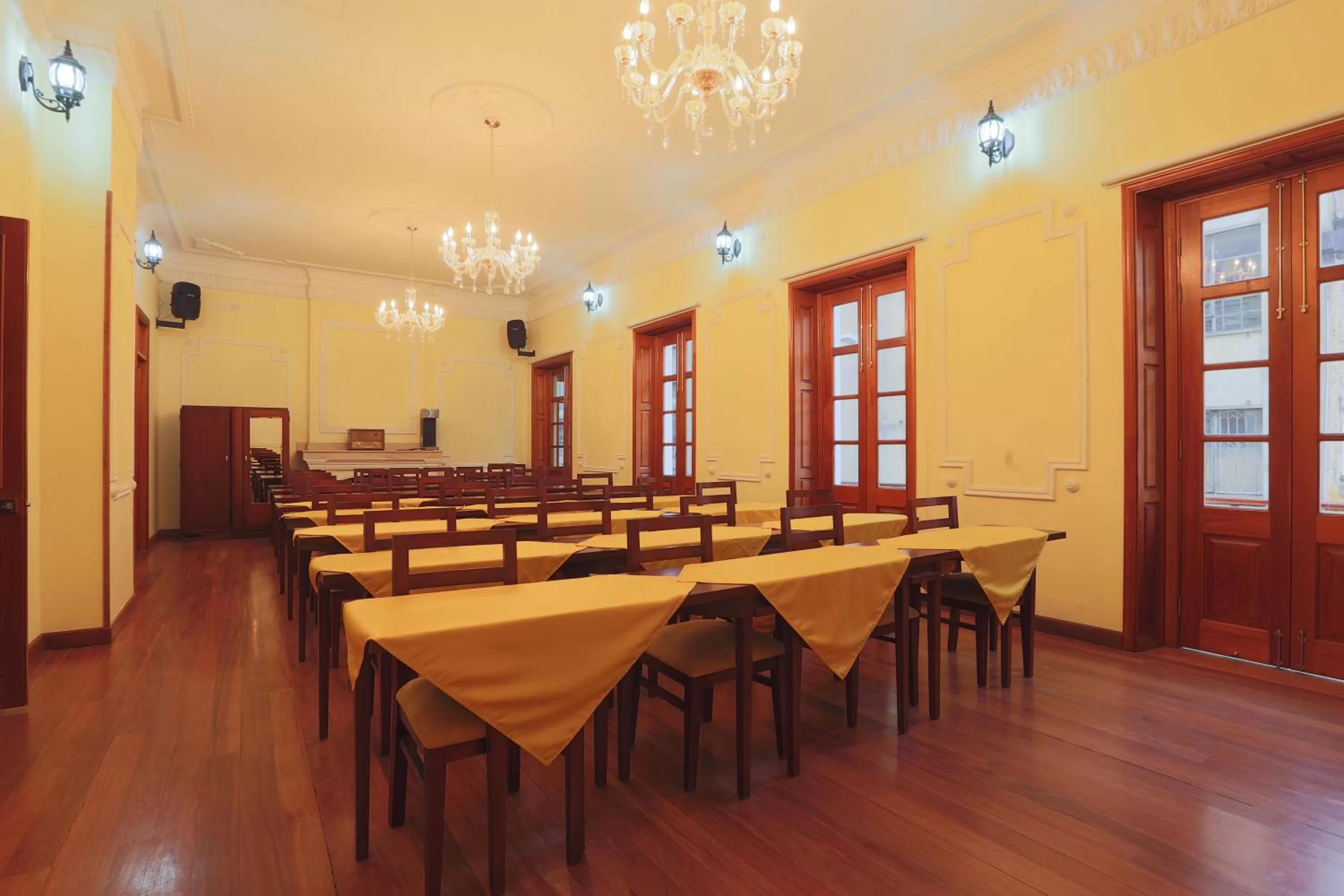 Communal lounge/ TV room in Hotel Santa Lucia Boutique Spa