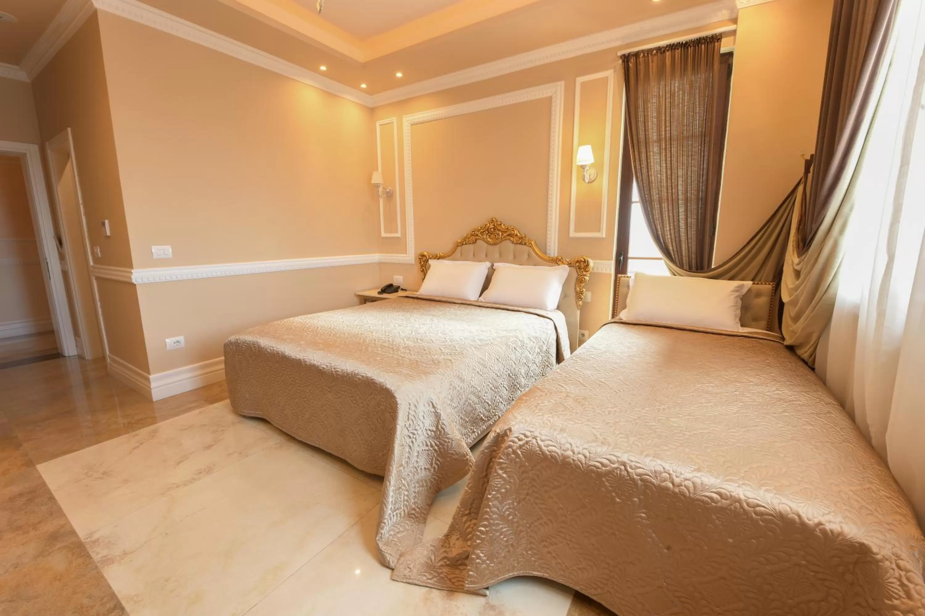 Photo of the whole room, Bed in Luani ARTE