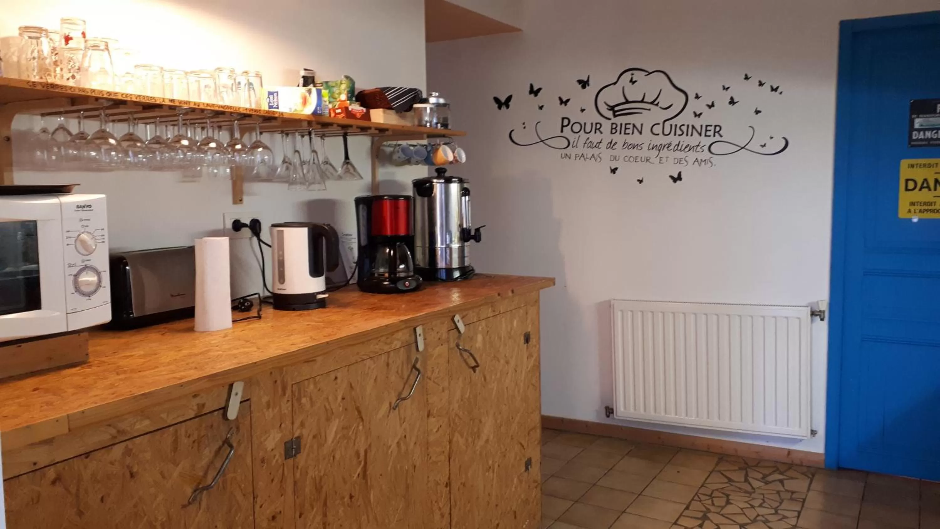 Kitchen or kitchenette in Les Hortensias GR 34 - Chambres d'Hôtes