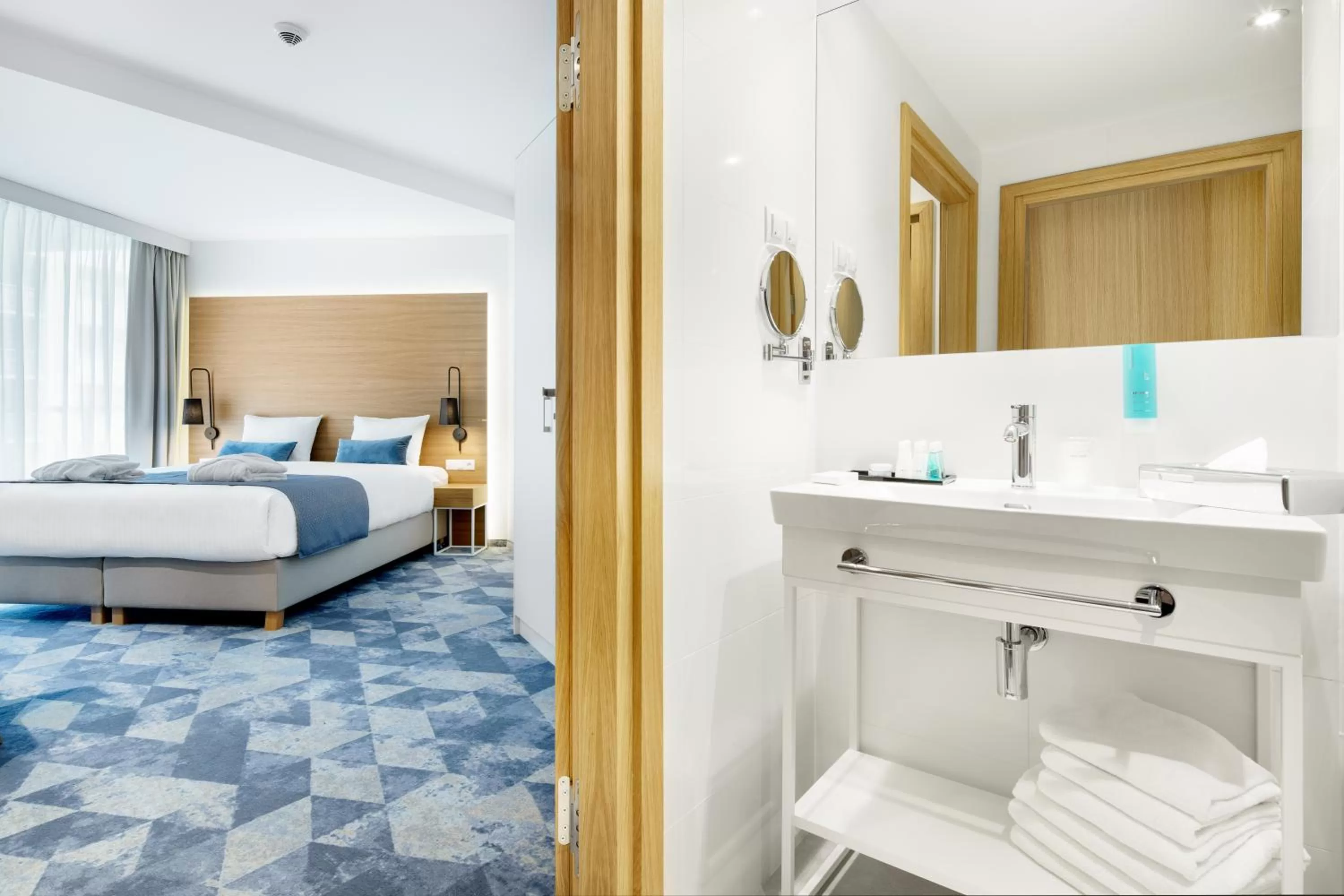 Bathroom, Bed in Seaside Park Hotel