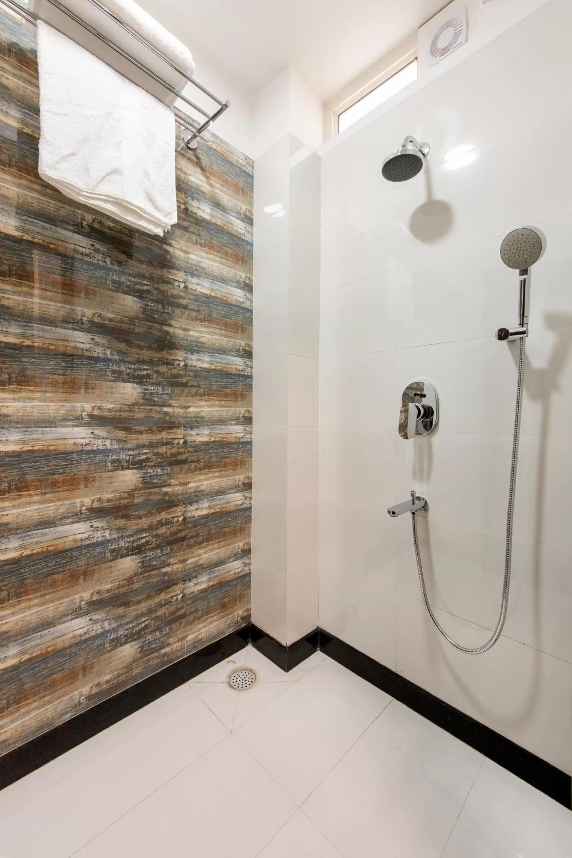 Bathroom in House of Backpackers