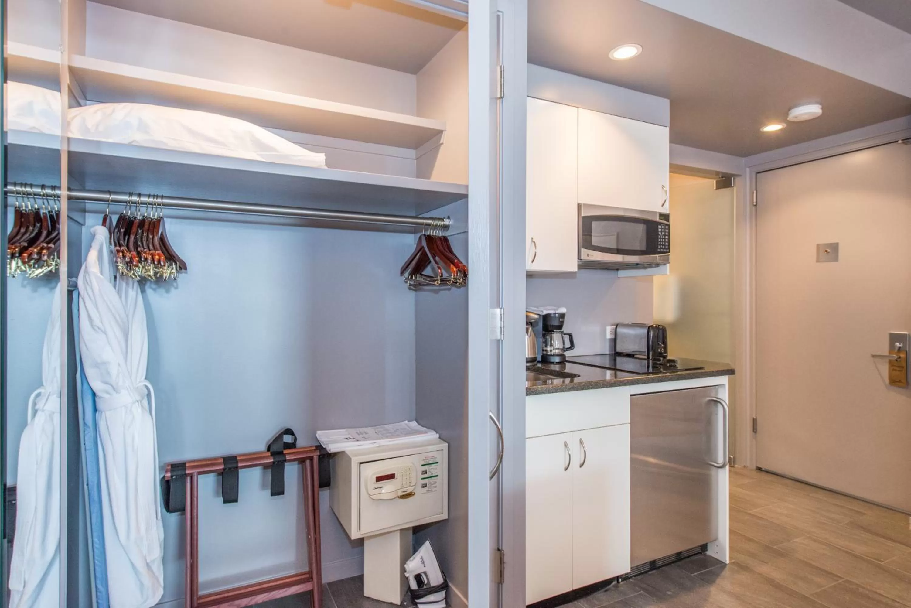 Kitchen or kitchenette in Lombardy Hotel