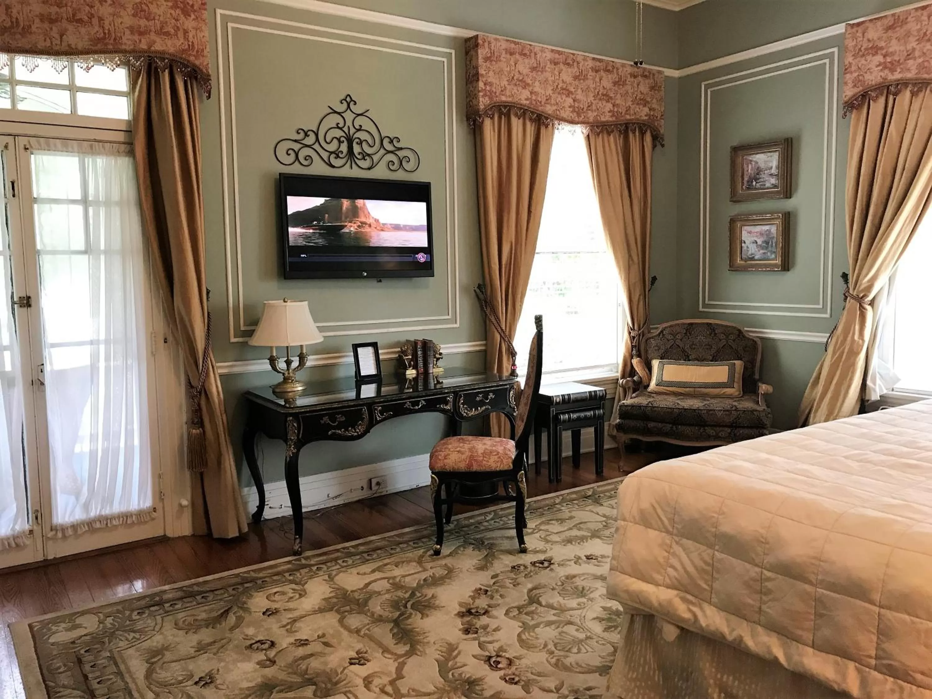 Seating area, Bed in Historic Michabelle Inn