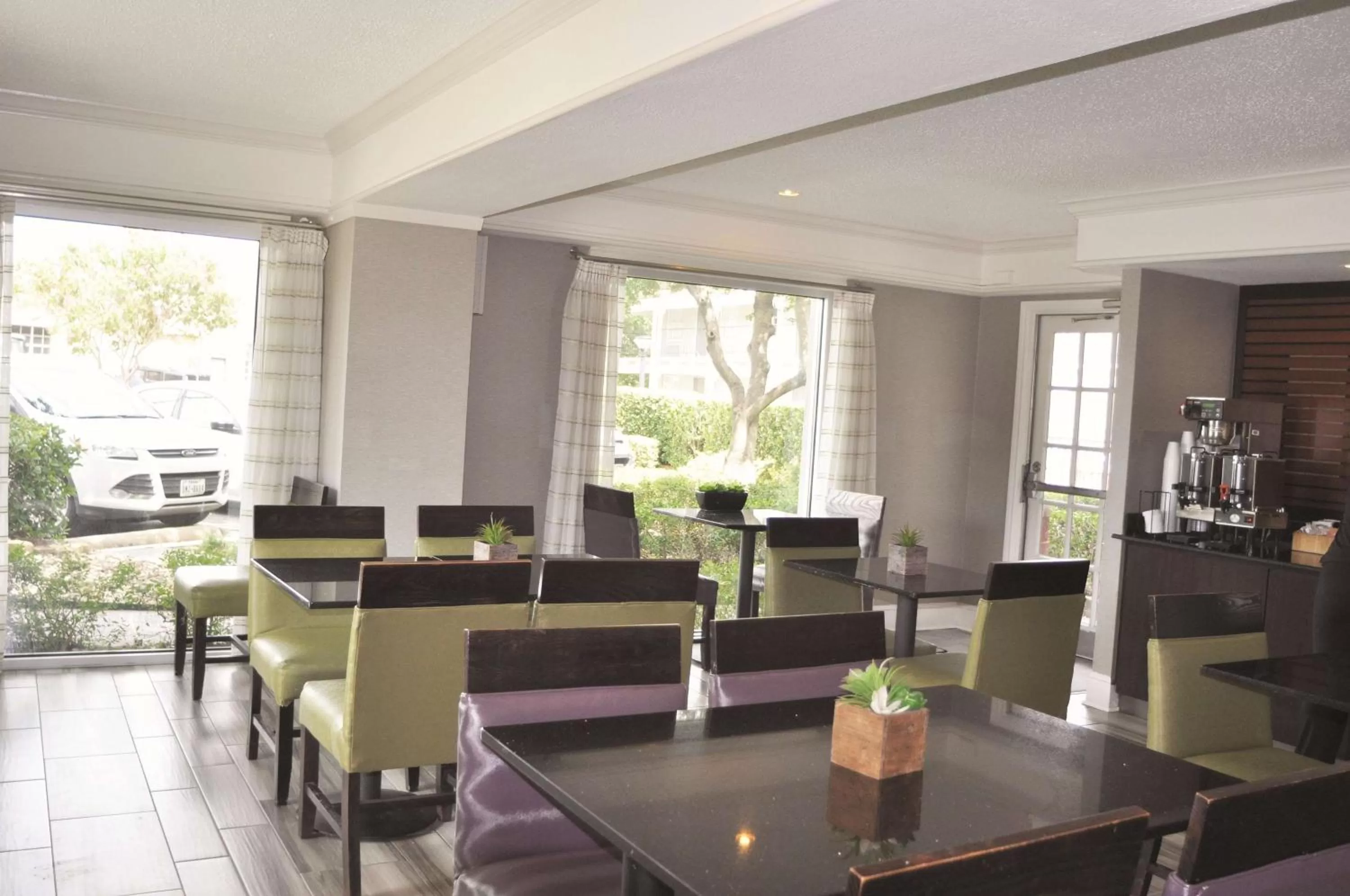 Restaurant/places to eat in La Quinta Inn by Wyndham Dallas Uptown