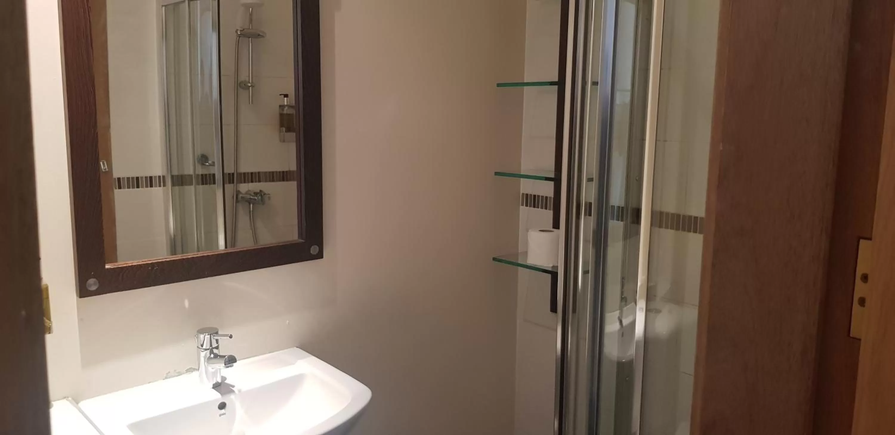 Shower in Aberdeen House