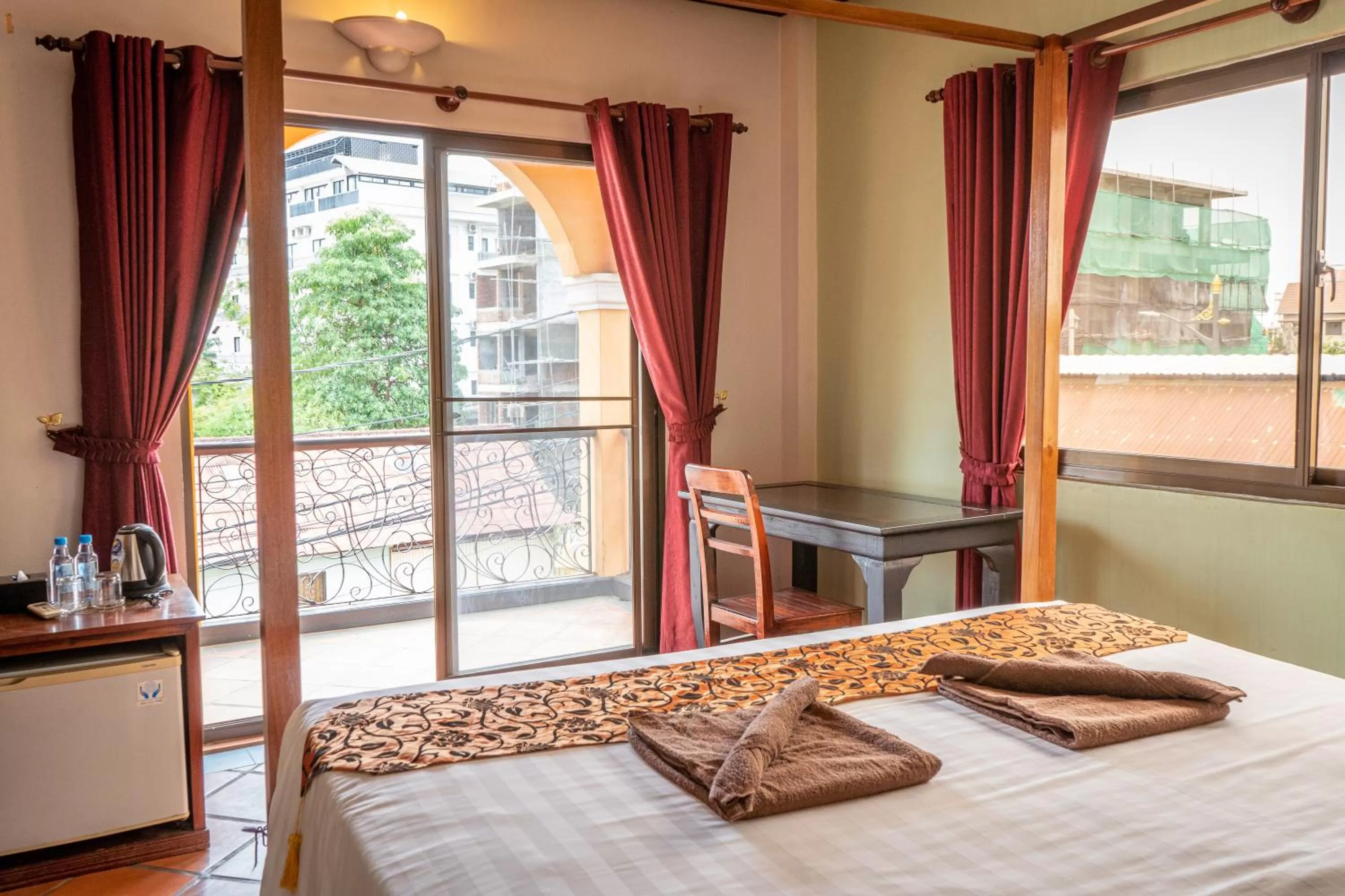 Bed in DEN HOTEL TOTONOU SIEM REAP