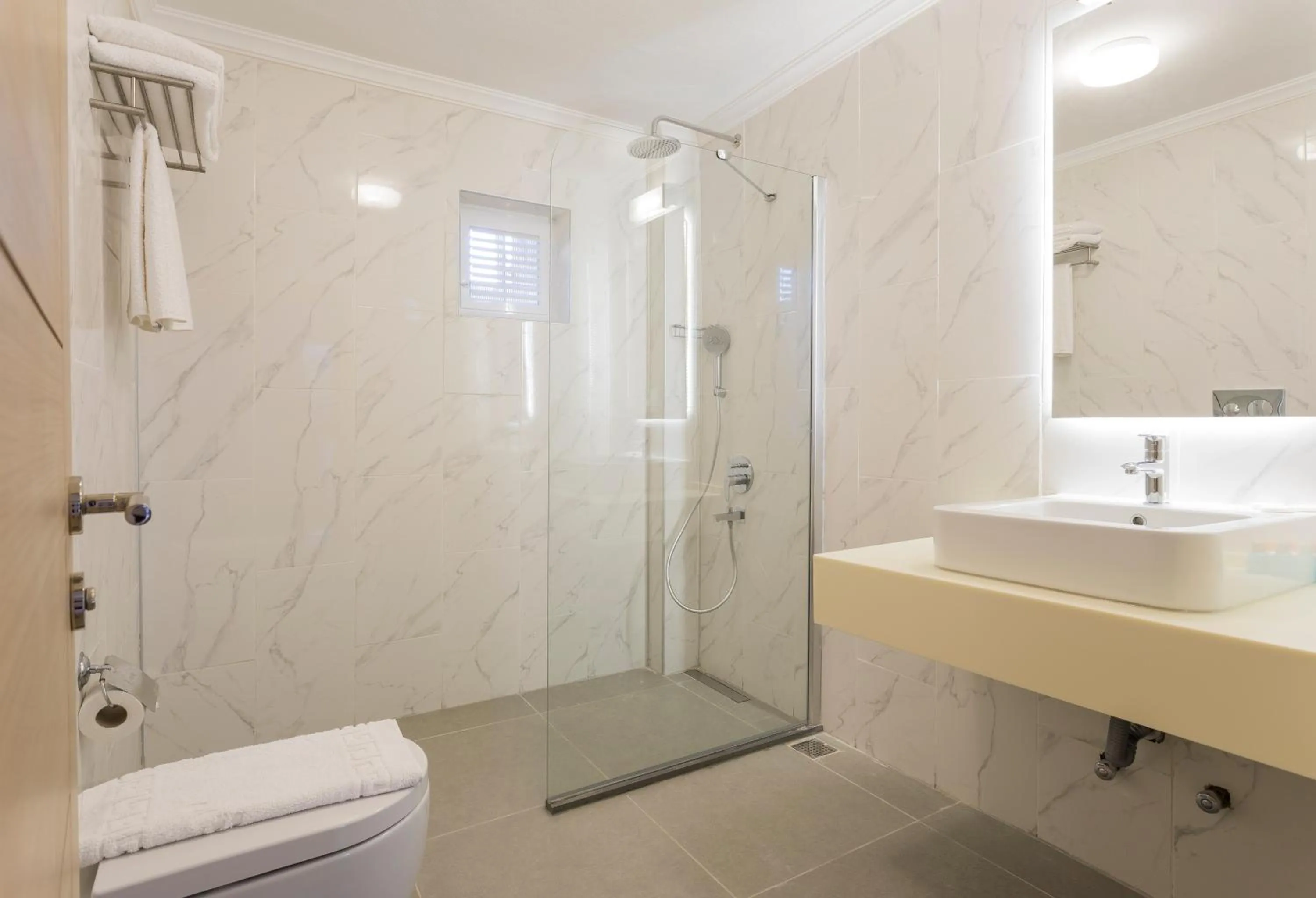 Shower in Moonshine Hotel & Suites