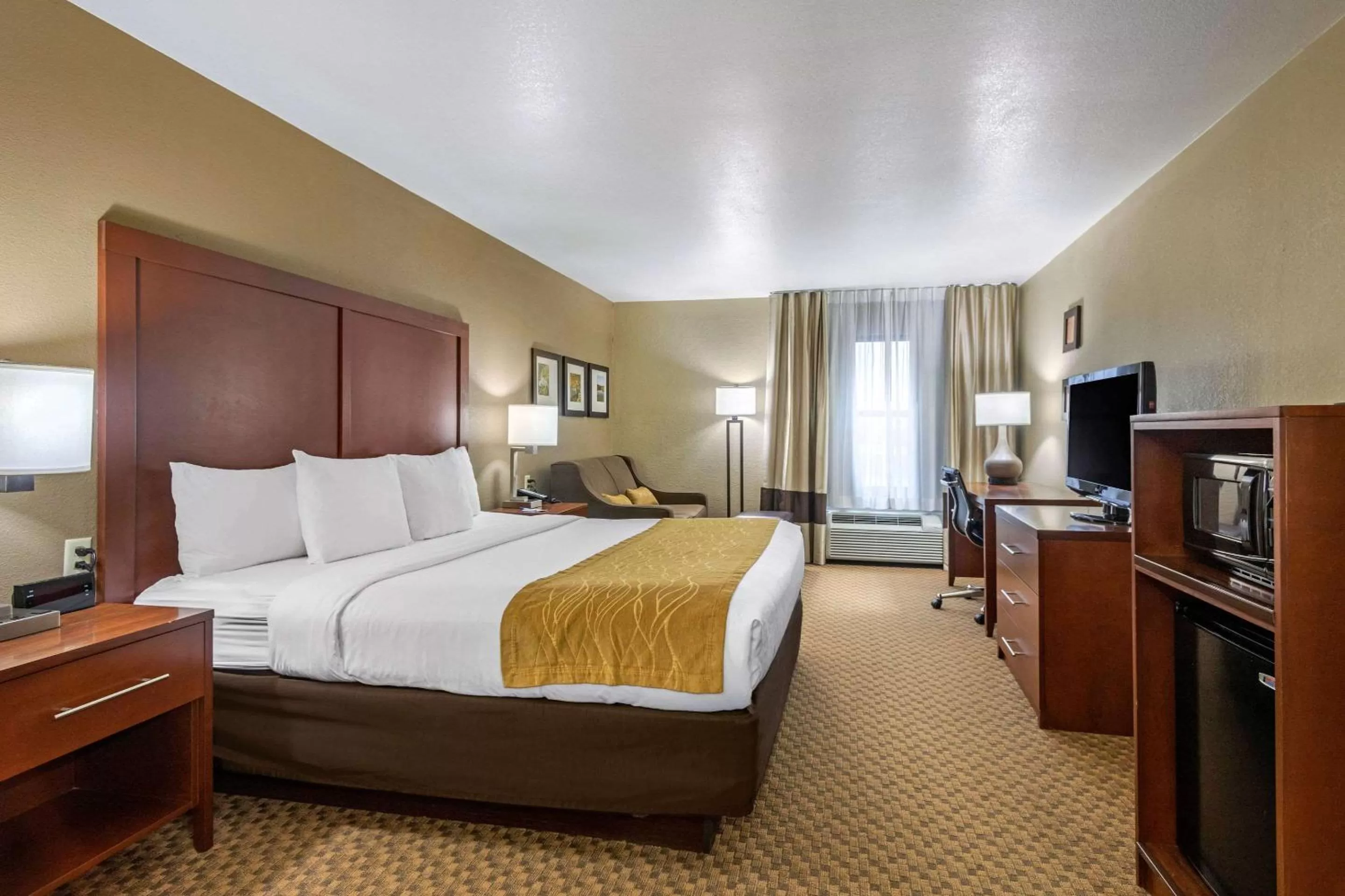 Photo of the whole room, Bed in Comfort Inn & Suites Springfield I-44