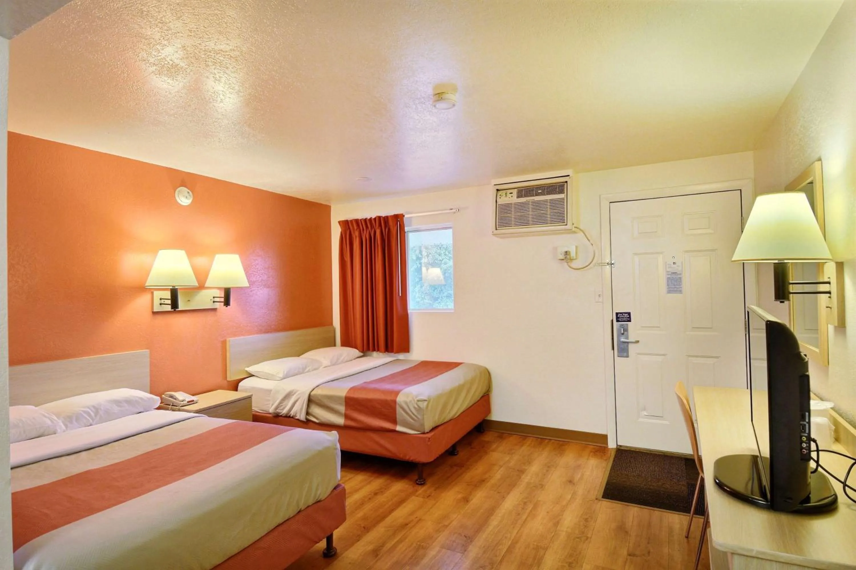 Photo of the whole room, Bed in Travelodge by Wyndham Brattleboro VT