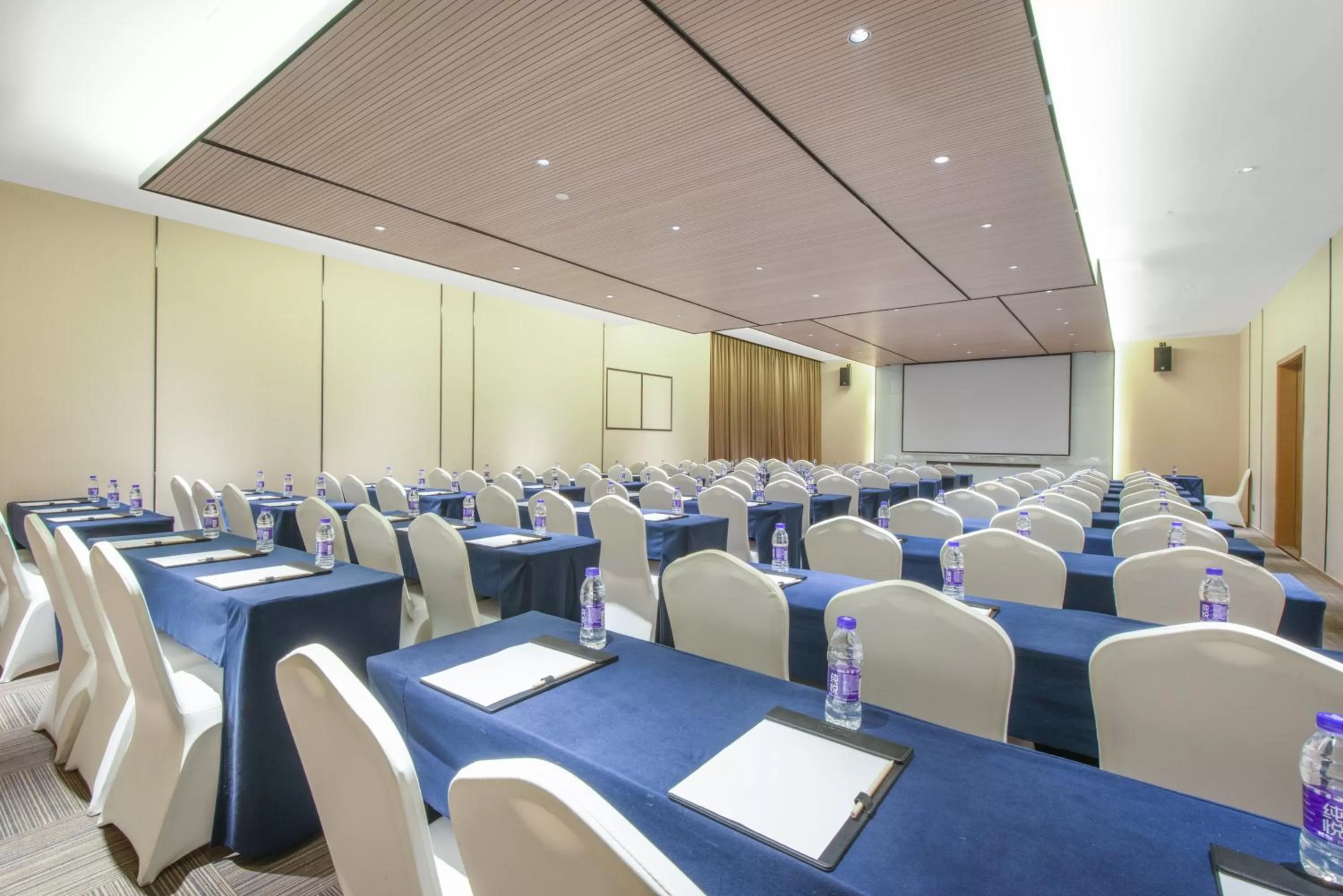 Meeting/conference room in Holiday Inn Express Hangzhou East Station by IHG