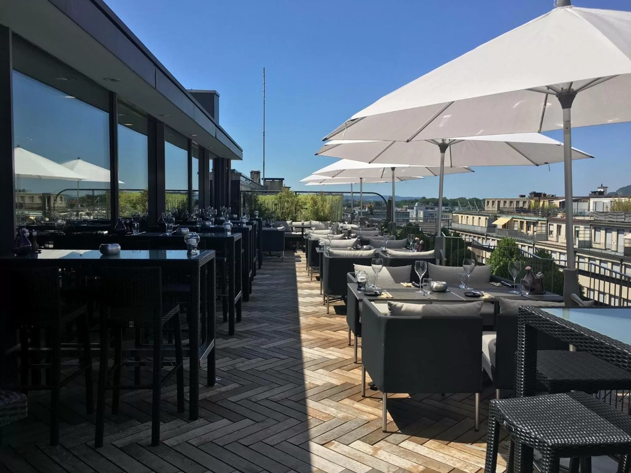 Restaurant/places to eat in GLANDON Rooms Elite