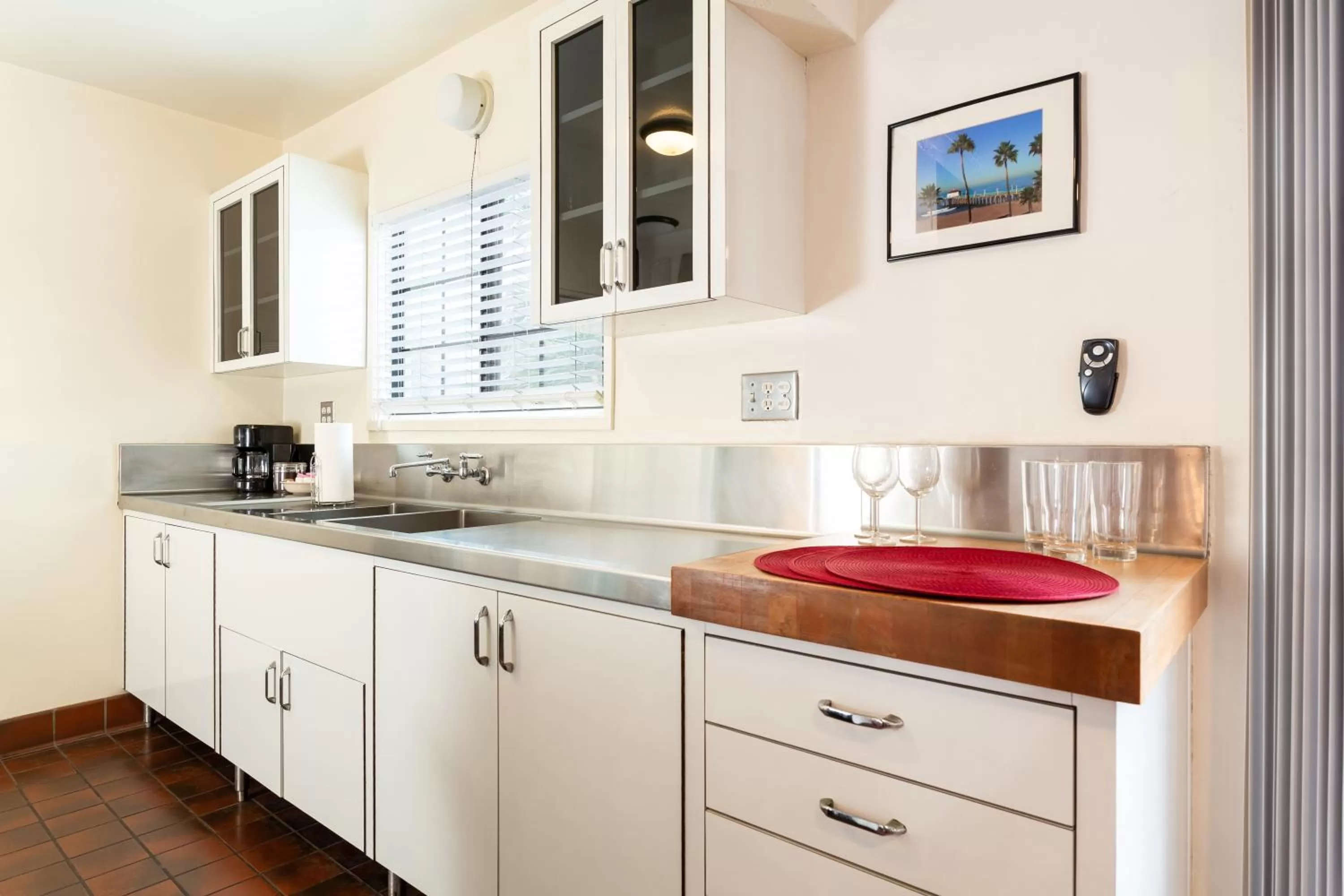 Kitchen or kitchenette in The Sea View Inn At The Beach