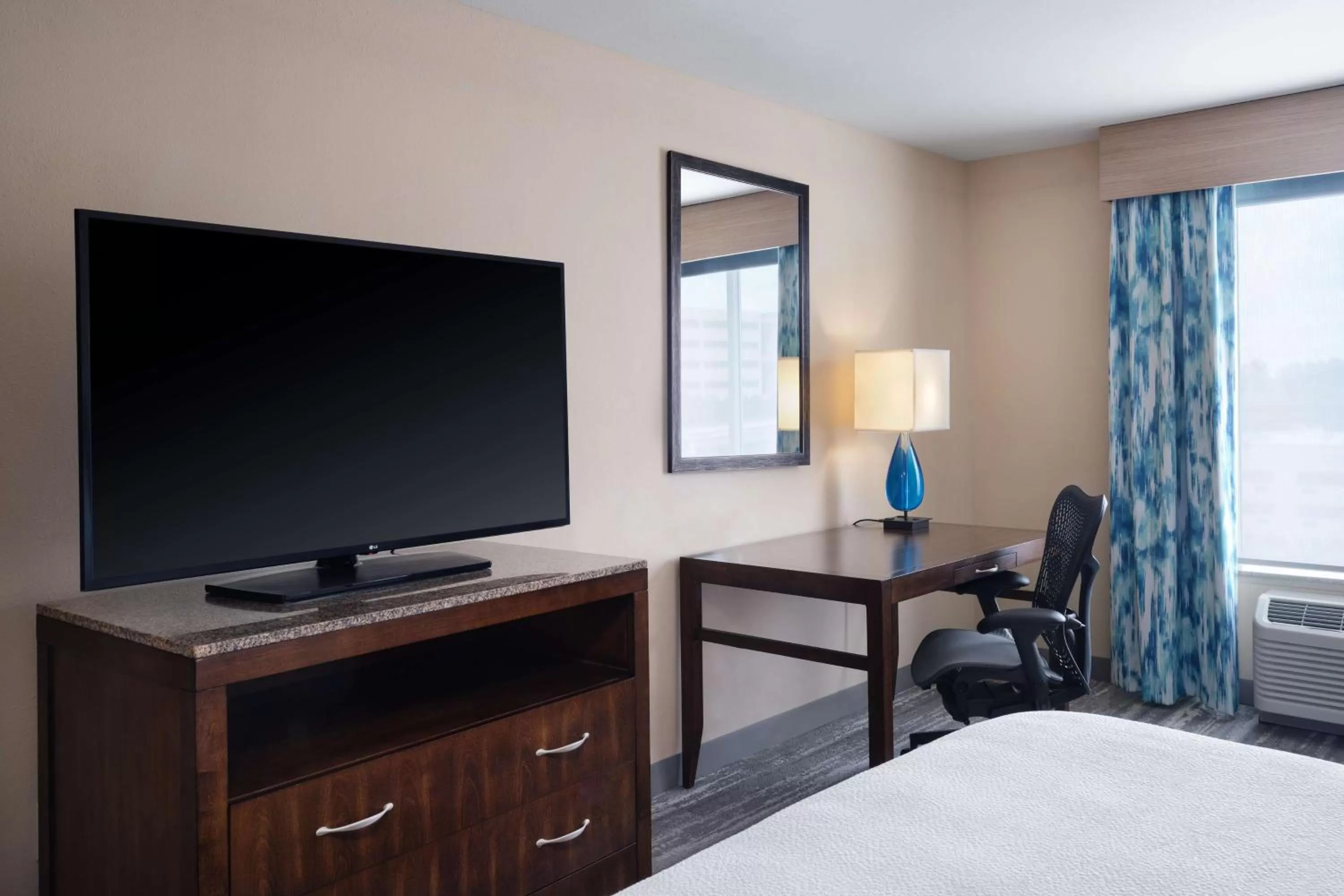 Bedroom, Bed in Hilton Garden Inn Houston/Bush Intercontinental Airport