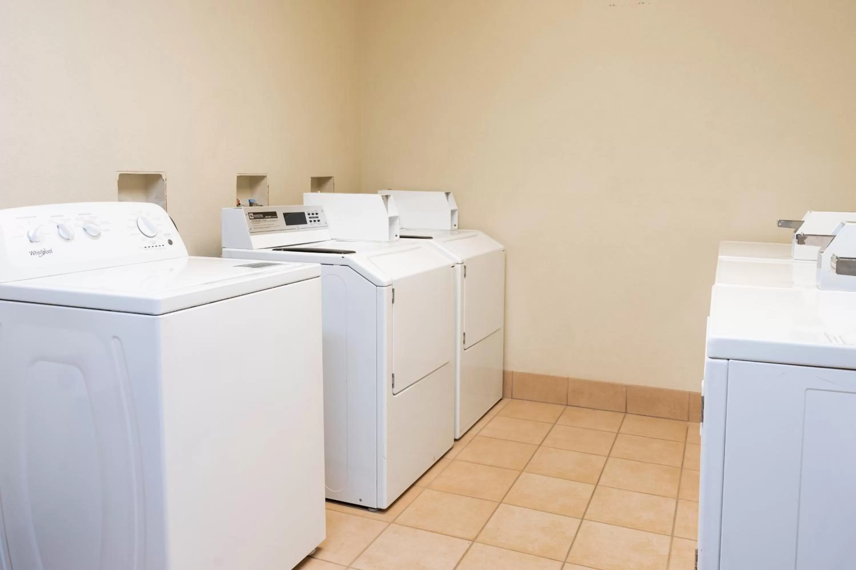 laundry in Pinedale Hotel & Suites