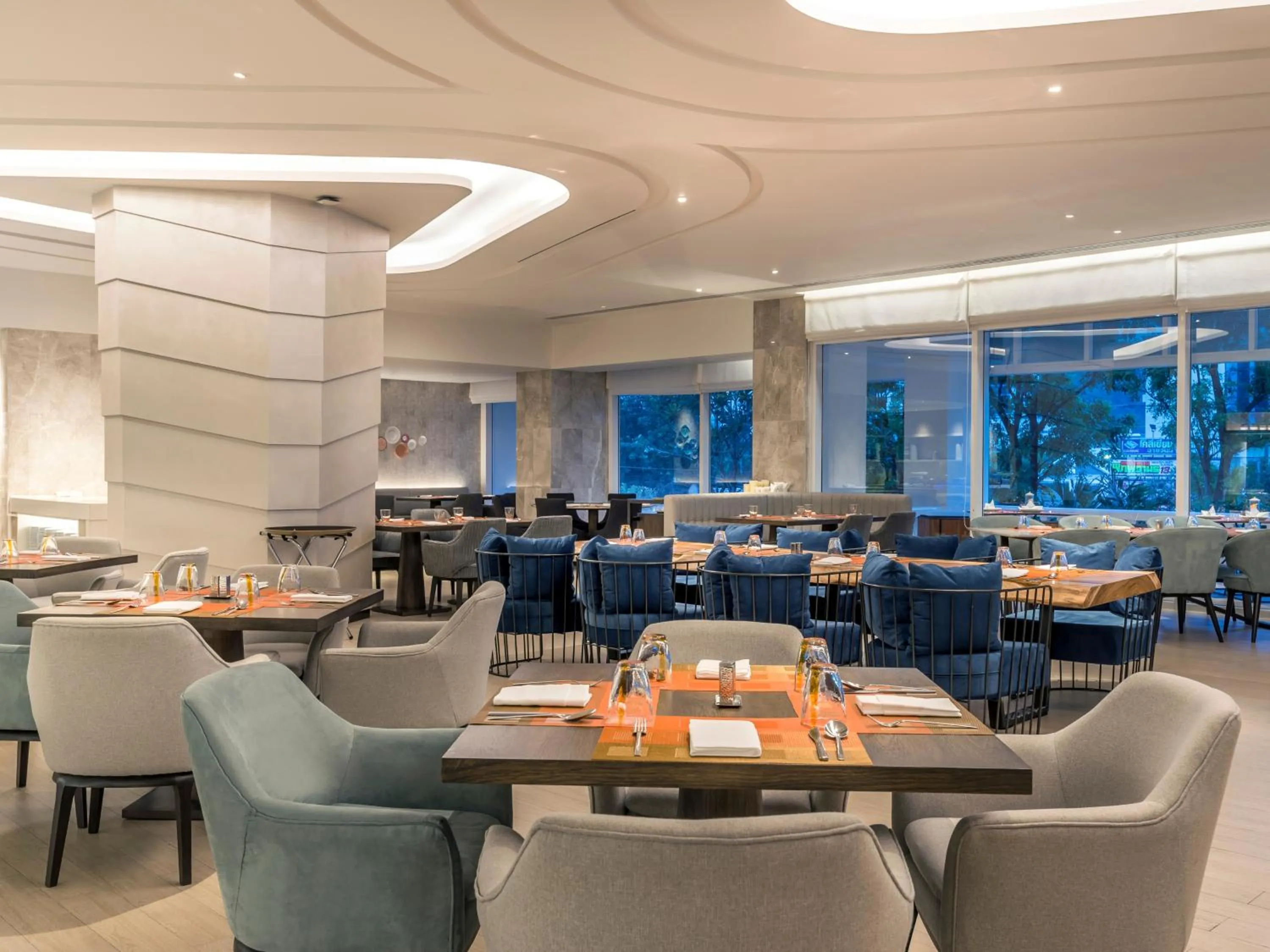 Restaurant/places to eat in Novotel Phuket City Phokeethra