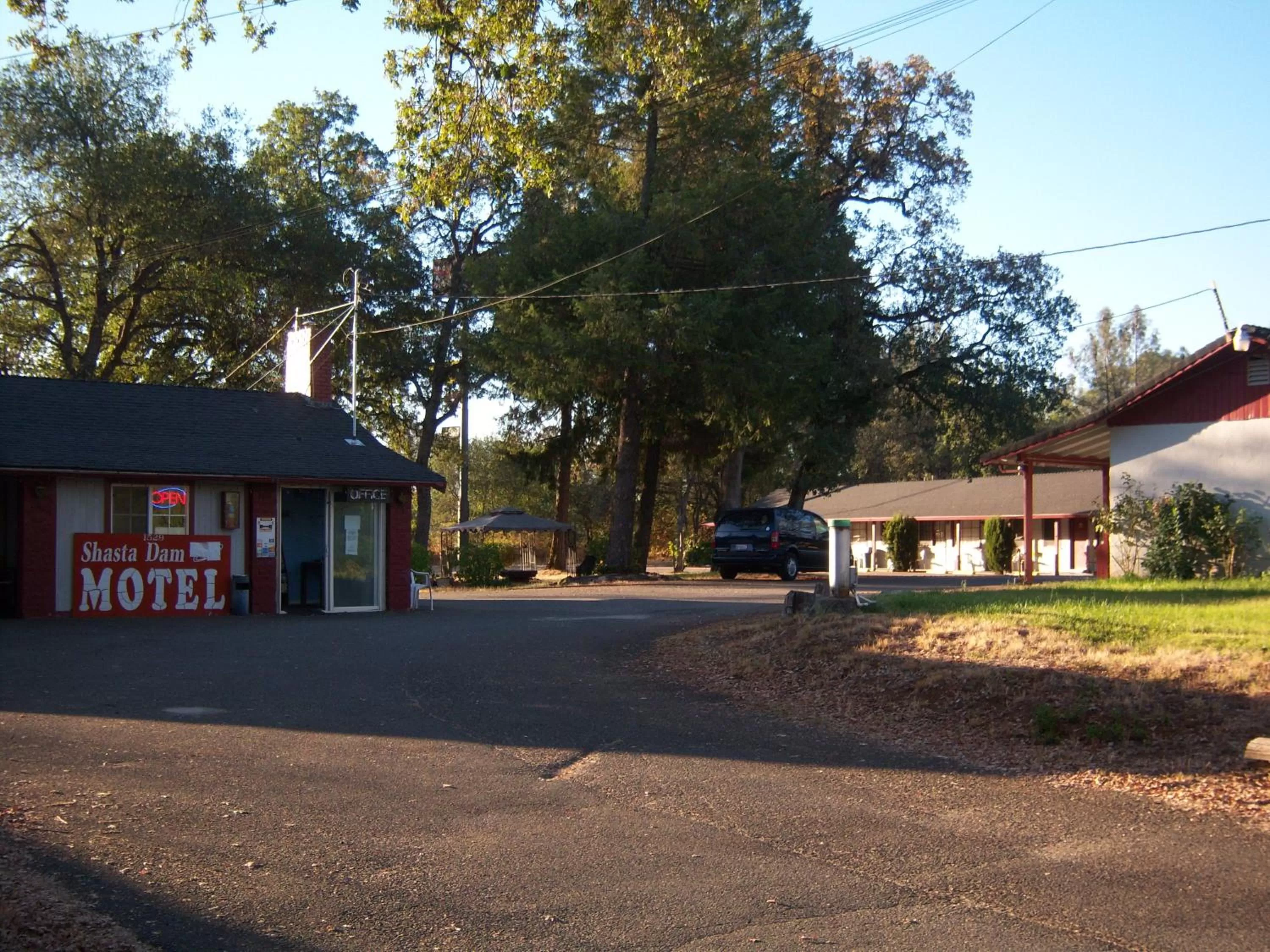 Facade/entrance in Shasta Dam Motel
