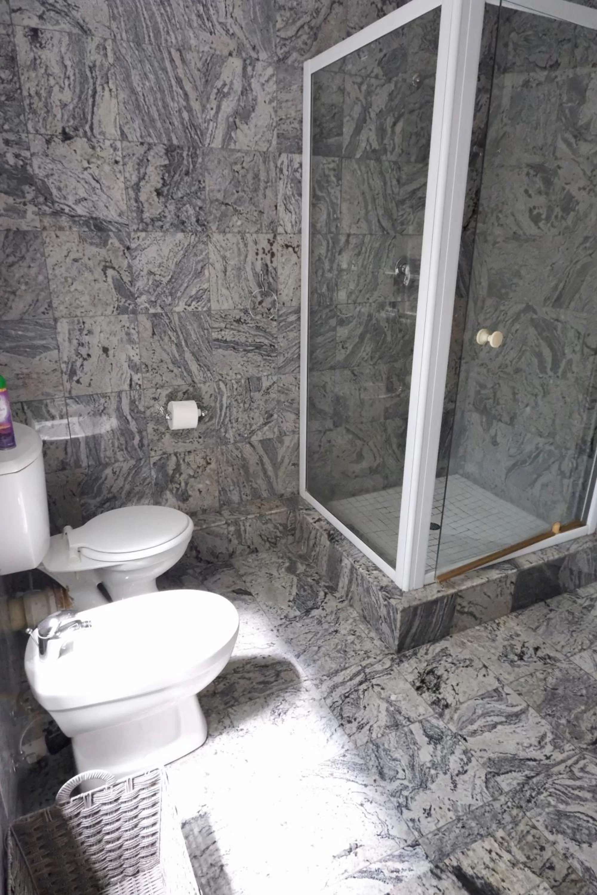 Bathroom in The Whitehouse Bed and Breakfast