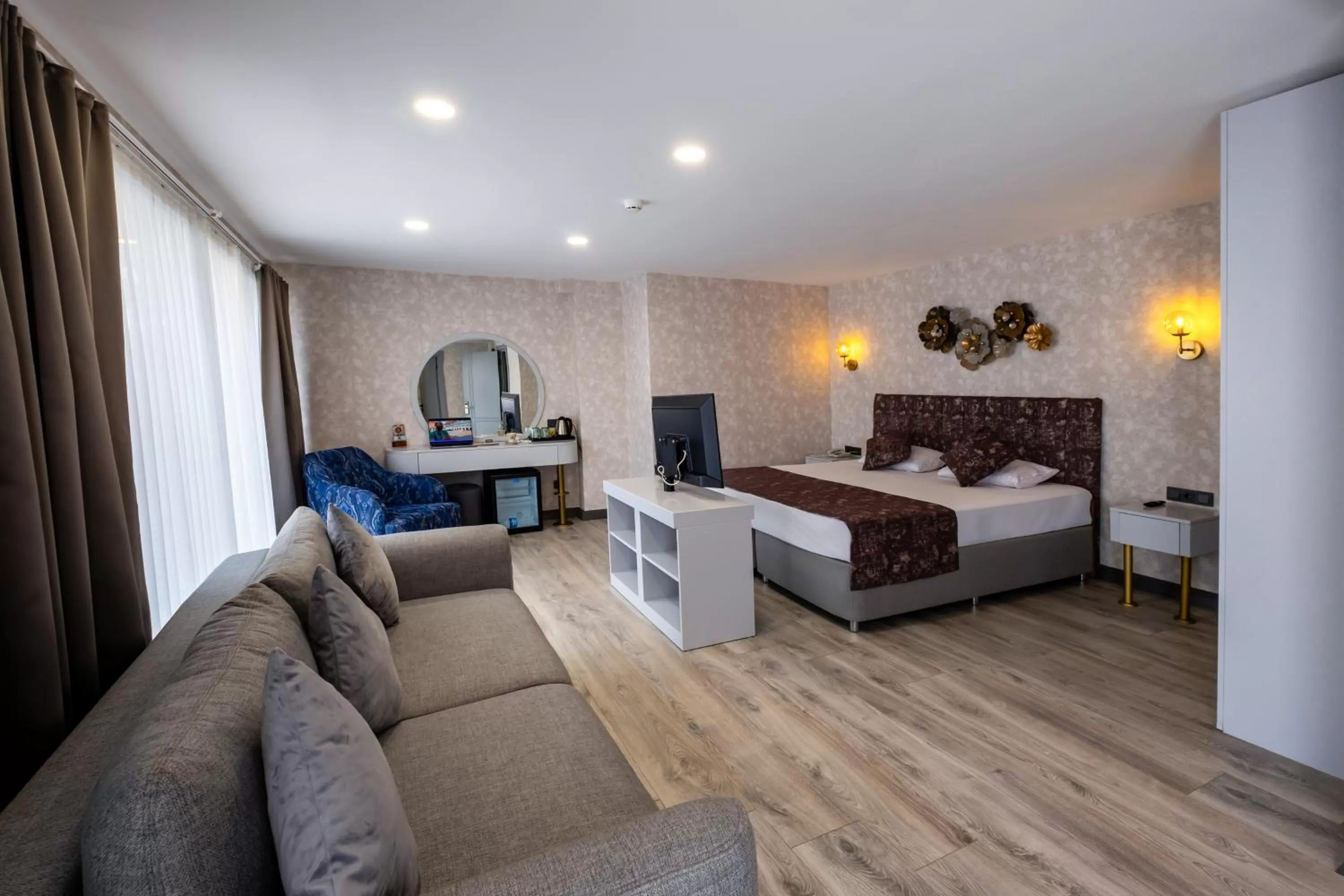 TV and multimedia, Seating Area in Avion Suite Hotel