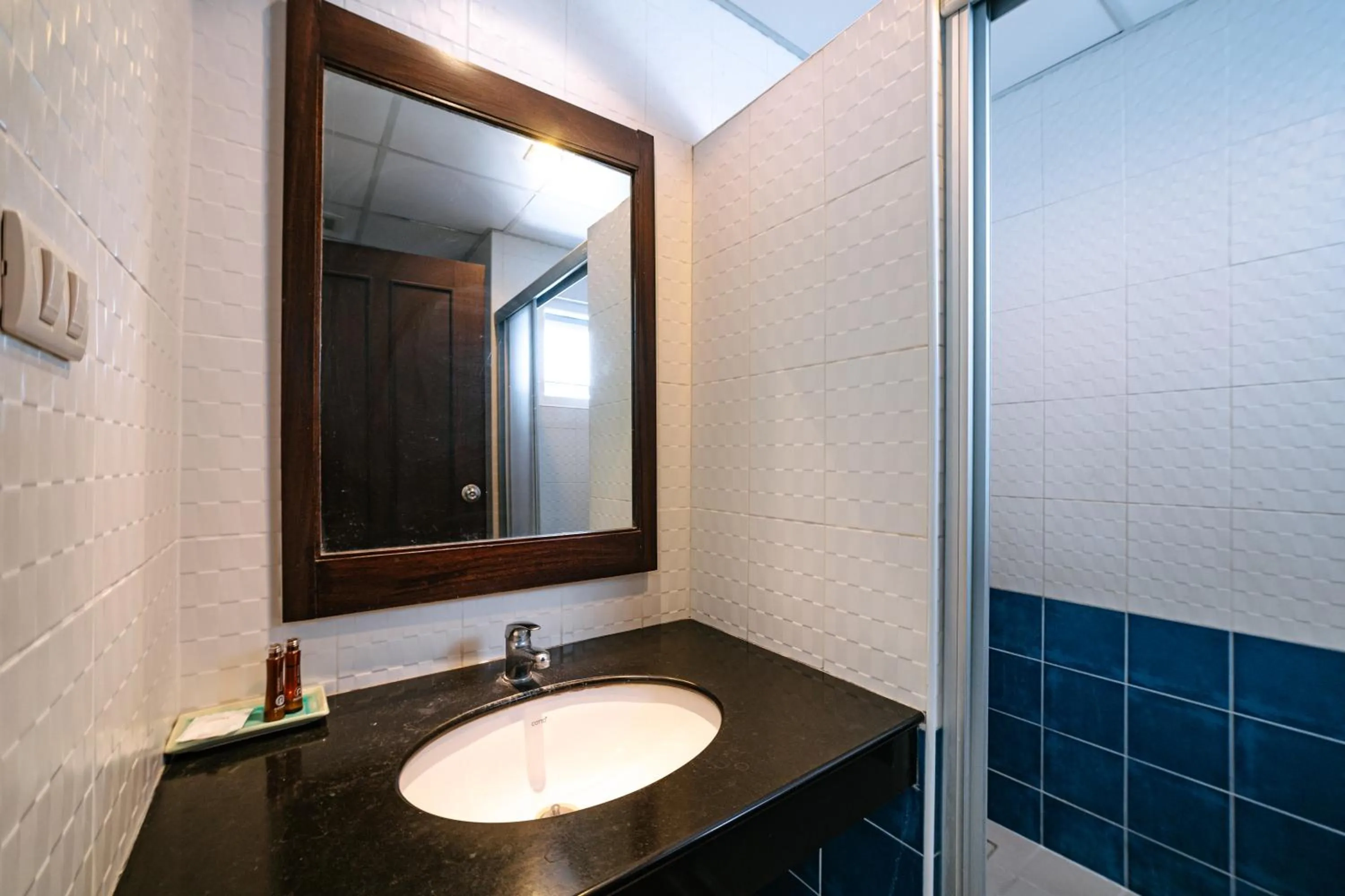 Shower in Ratana Hotel Sakdidet, PHUKET TOWN