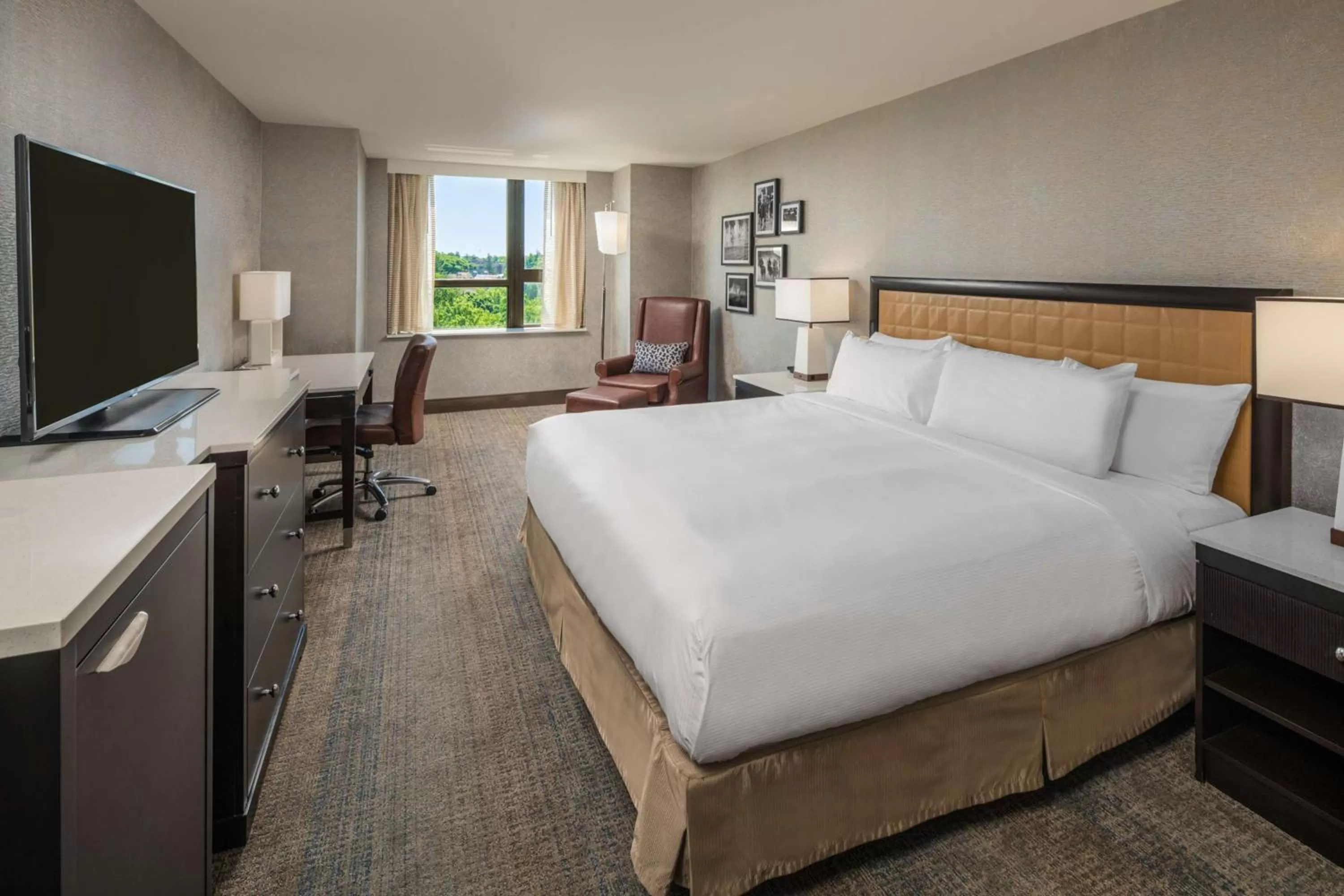 Bedroom, Bed in The Saratoga Hilton