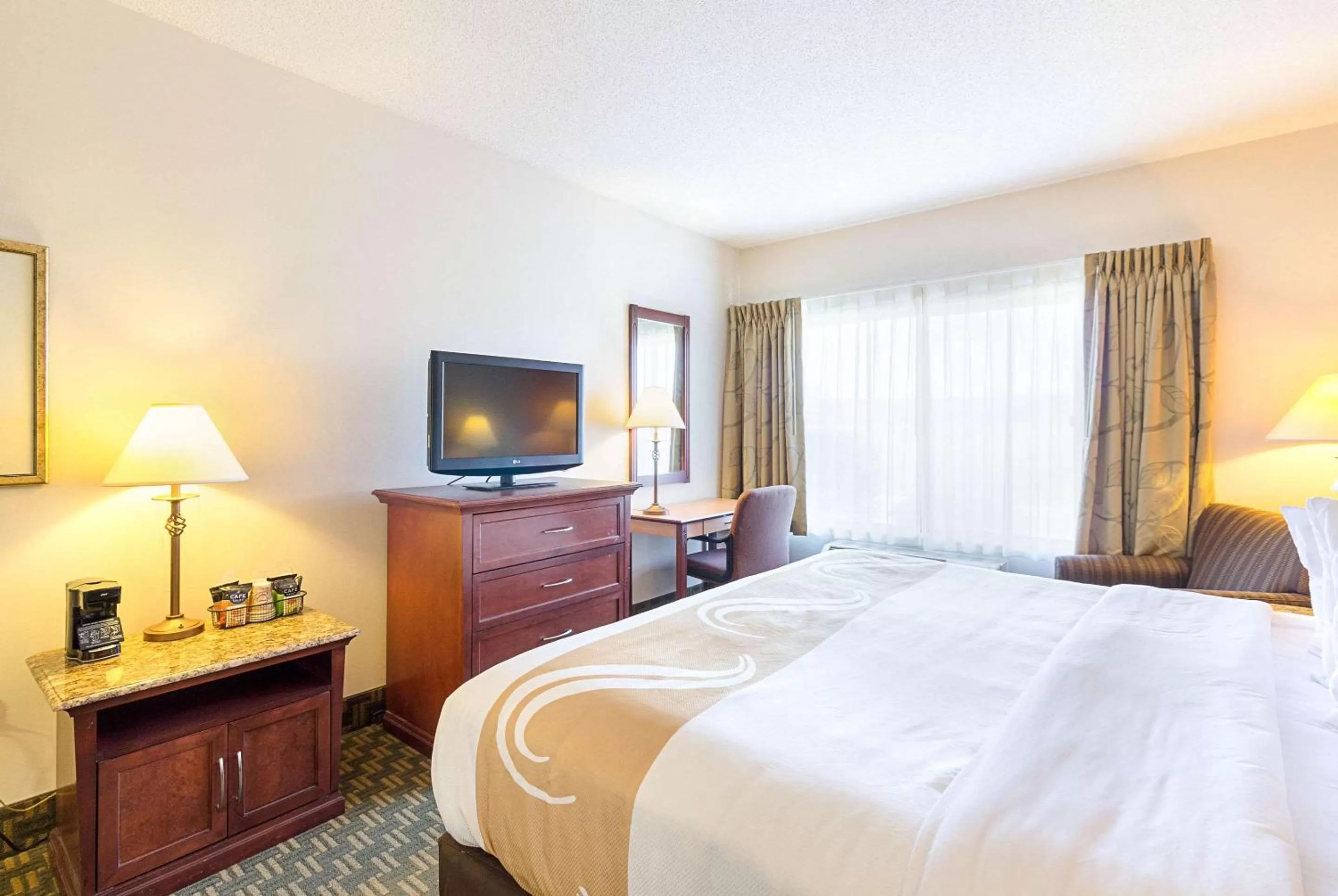 Photo of the whole room, Bed in Quality Inn Fairmont