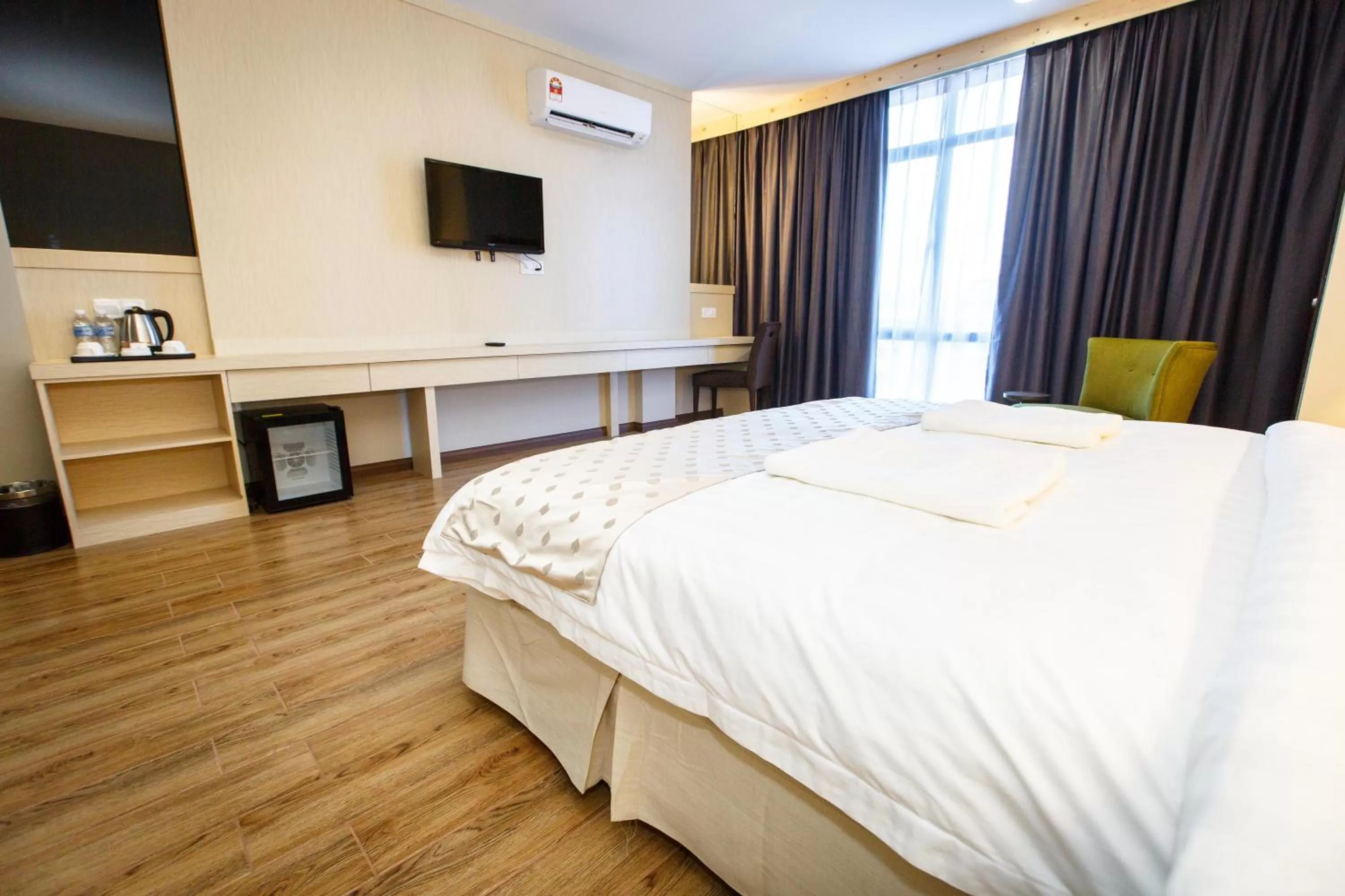 Bed in Lintas Platinum Hotel