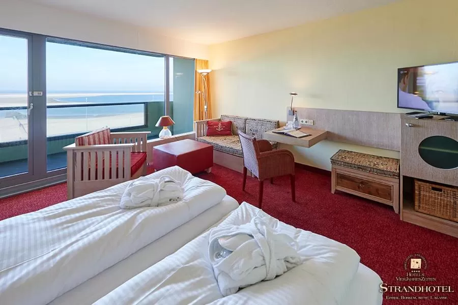 Sea view, Bed in Strandhotel VierJahresZeiten